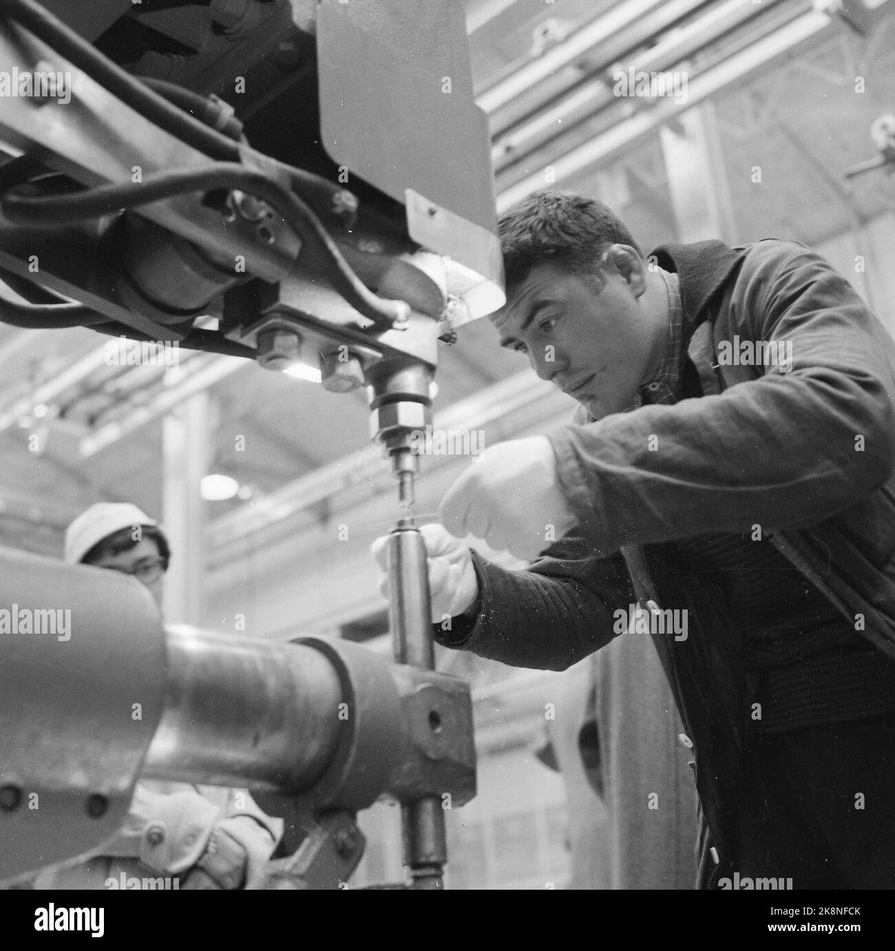 Toulouse, Frankreich 19580517 Hier wird SAS das neue Flugzeug Caravelle gebaut. Muss in der Lage sein, bis zu 70 Passagiere zu nehmen und eine Reisegeschwindigkeit von 800 km pro Tag haben. Stunde auf 12.000 Meter Höhe. SAS hat an erster Stelle sechs mit Präventivrechten für weitere 19 Maschinen bestellt. Bildunterschrift; um kein Fett oder dergleichen zu bekommen. Auf den Schweißoberflächen verwendet dieser Marlon Brando Typ weiße Handschuhe, während er das Punktschweißen durchführt. Foto; Sverre A. Børretzen / Aktuell / NTB Stockfoto