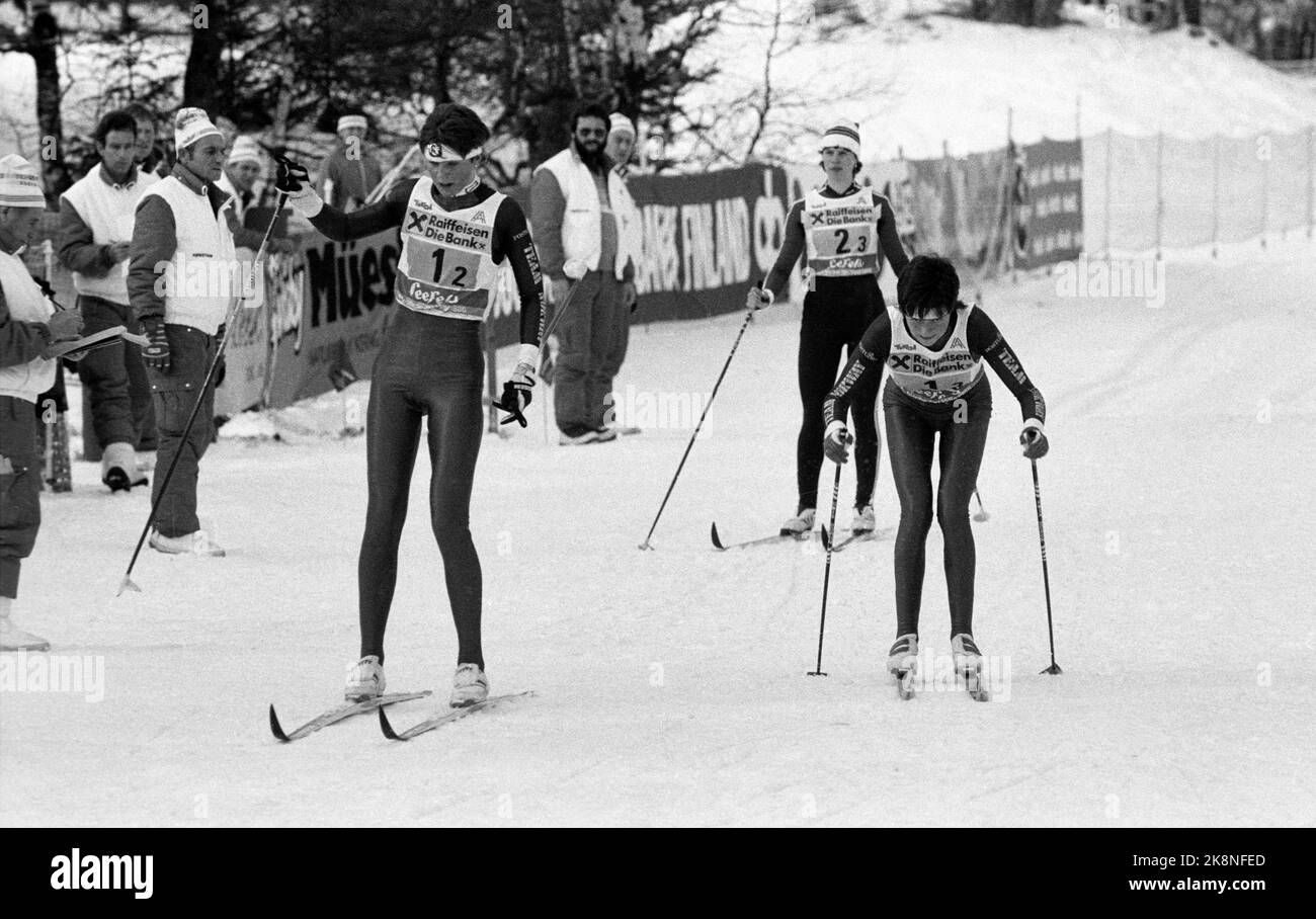 Seefeld, Österreich, 1985-01: Ski-Weltcup. Die Weltmeisterschaft 1985 war zumindest bis dahin die größte Erfolgsmeisterschaft für den norwegischen Skisport. Insgesamt nahmen die norwegischen Athleten 15 Medaillen ein, davon 5 Gold, 5 Silber und 5 Bronze. Picture: Stavbrekk und die Goldmedaille als unerwartet verpasst: Die Mädchenstaffel. Stavbrekk, als Grete I. Nykkelmo Berit Aunli herausschicken sollte. Hier jedoch schickt Anne Jahren Grete Ingeborg Nykkelmo zur Etappe 3. am 23. Januar 1985. Foto: Inge Gjellesvik Stockfoto