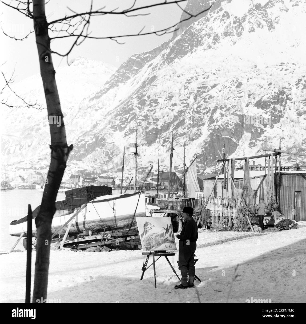 1958. Svolvær. Maler Paul Piltz mit Staffelli und Malerei von Svolværgeita Foto: Sverre A. Børretzen / Current / NTB Stockfoto