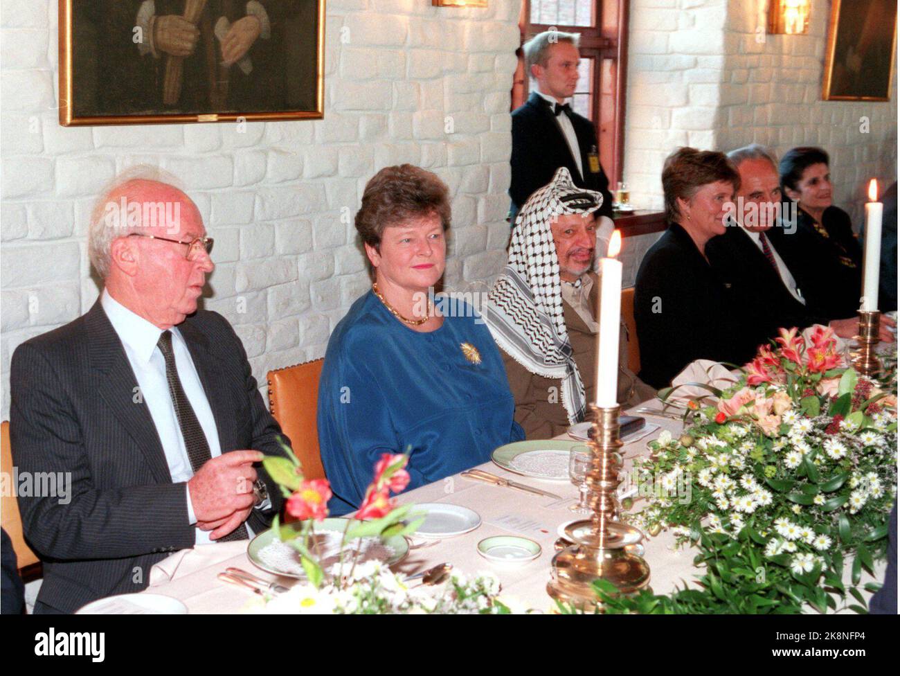 Oslo 19941211. Der Friedensnobelpreis 1994. Der Friedensnobelpreis für 1994 wird zwischen Yasir Arafat, Shimon Peres und Yitzhak Rabin aufgeteilt. Hier Yitzhak Rabin, Gro Harlem Brundtland, Yasir Arafat und Shimon Peres beim Mittagessen am Sonntag in Akershus. Foto: Knut Falch Stockfoto