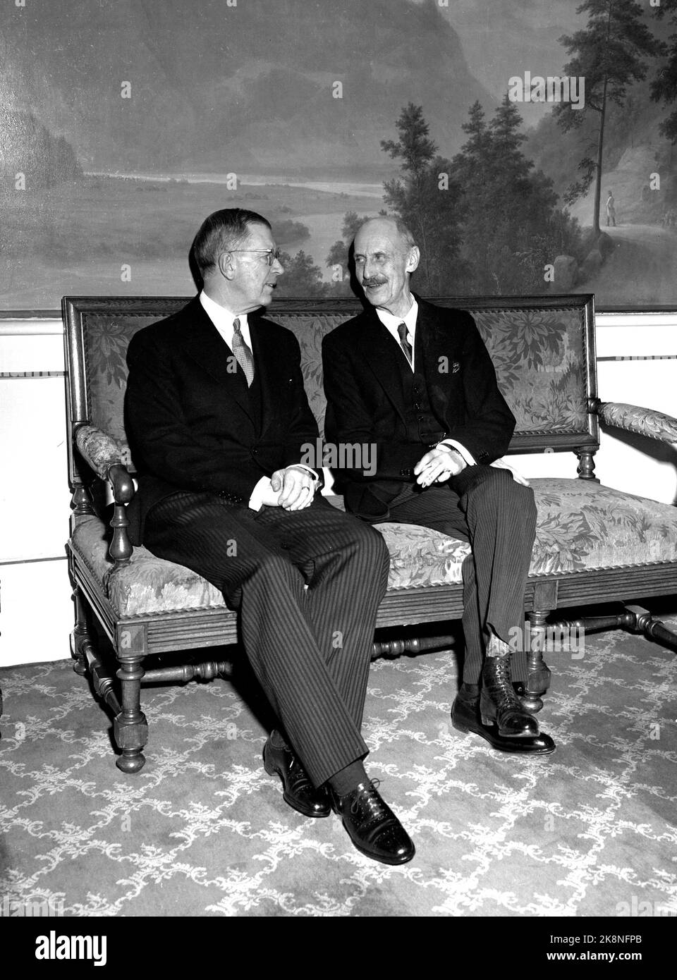 Oslo 195203. König Gustaf Adolf und Königin Louise von Schweden werden offiziell in Norwegen besucht. Hier sehen wir das königliche Foto auf dem Schloss. König Gustaf Adolf (f.) Und König Haakon. Foto: NTB-Archiv Stockfoto