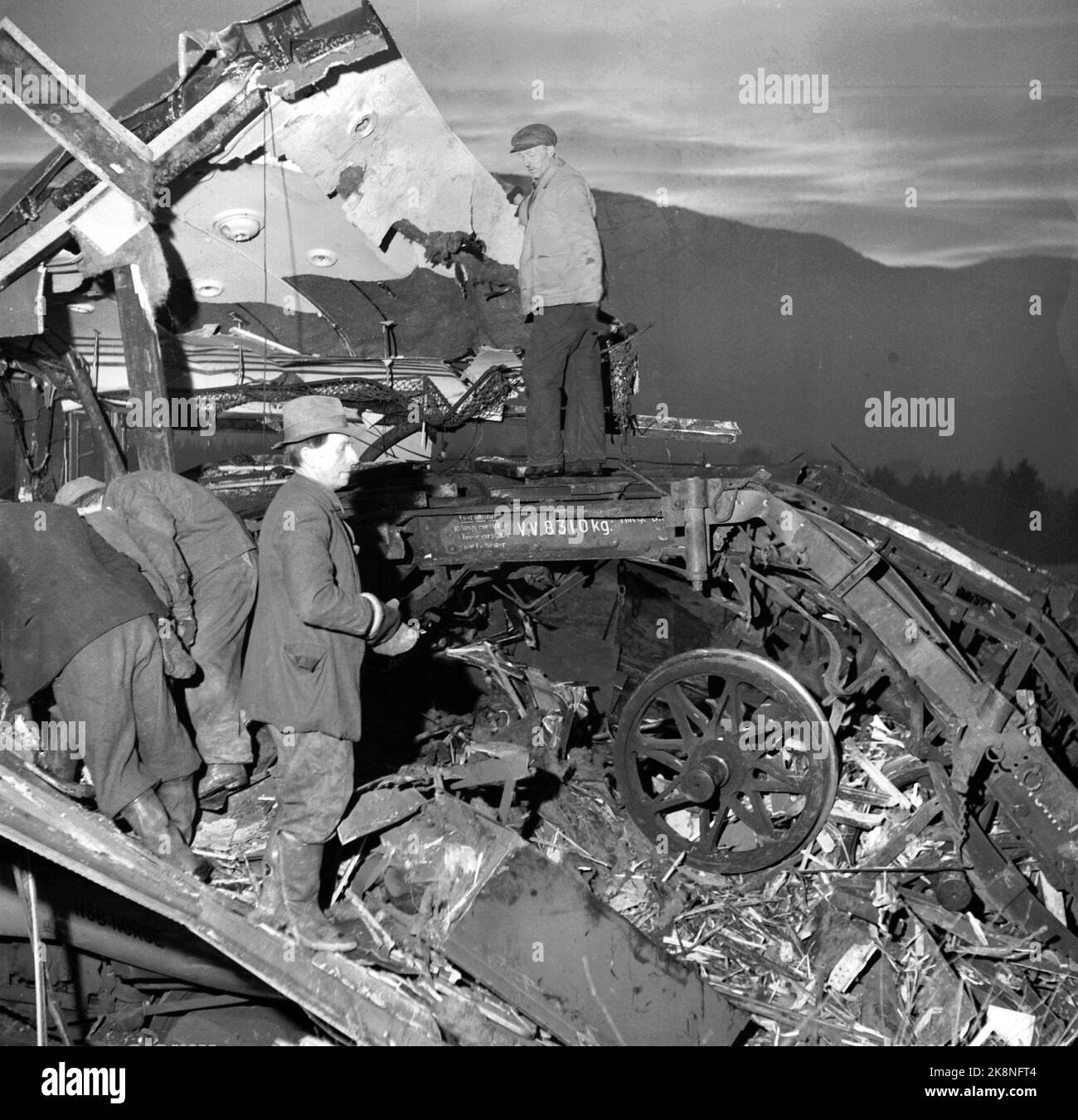 Hjuksebø 19501215 kollidierte die Sørlandskspressen auf ihrem Weg von Nordagutu mit vier Güterwagen, die ohne Lokomotiven und Bremsen den steilen Hang vom Bahnhof Hjuksebø hinunter stürzten. 14 Menschen wurden getötet und 9 verletzt. Hier vom Unfallort aus wird die Sanierung durchgeführt. Foto: NTB / NTB Stockfoto