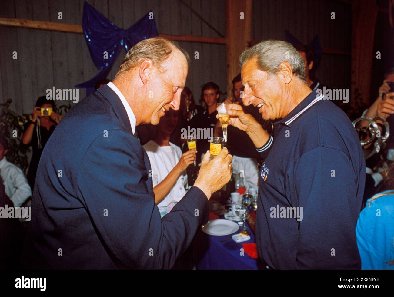 Kopenhagen Juli 1992. König Harald nimmt an der Sail-Weltmeisterschaft Teil, um mit dem Boot 'Fram XI' einen Vertrag zu schließen. Die Weltmeisterschaft endete mit einer Party und einer Siegerehrung in Kopenhagen, bei der Prinz Henrik die Siegerehrung verantwortete. Hier kaltblüte König Harald mit dem Italiener Pasquale Landolfi, der den Wettbewerb gewann. Foto; Lise Åserud / NTB / NTB Stockfoto