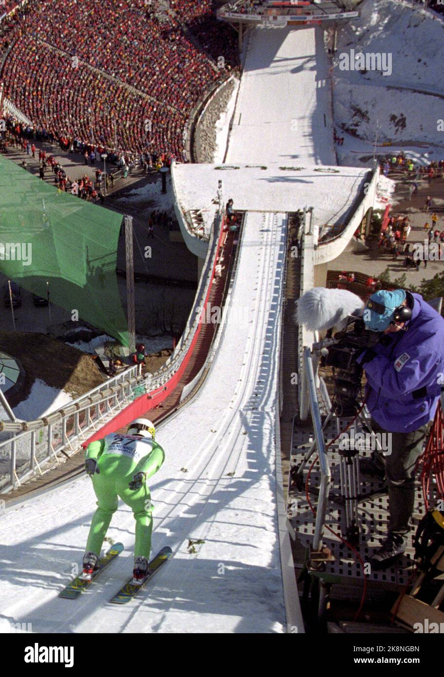 Oslo 19970316: Holmenkollen Ski Festival 1997. Masahiko Harada auf dem Weg nach unten das gehandelte ('Ovarennet') während der WM-Sprung (K 112) in Holmenkollen, 16. März 1997. Er wurde nach einem Sprung von 113,5 bzw. 113 m in den beiden Runden auf Platz 11. (Sieger war Kazuyoshi Funaki, ebenfalls aus Japan.) Foto: Cornelius Poppe / NTB Stockfoto