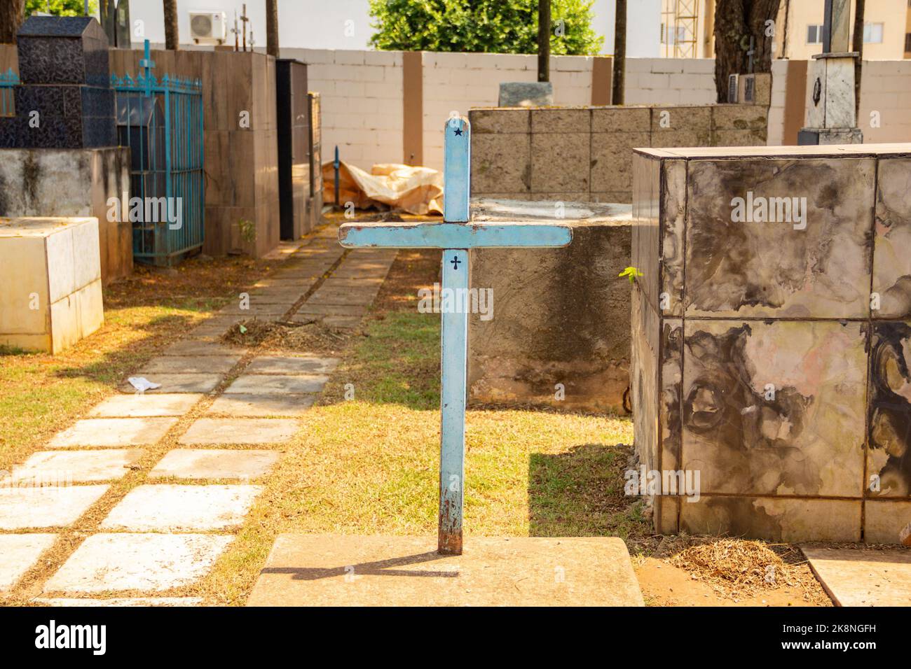 Aparecida de Goiânia, Goias, Brasilien – 23. Oktober 2022: Ein blau gemaltes Kreuz über einem Grab auf dem Friedhof. Stockfoto