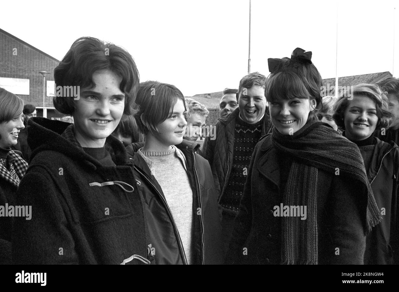 Die aktuelle November 1965 Besuch des jungen Künstlers 16 -jährige Åse Kleveland in Strømmen. Hier ist sie mit Schulkameraden. Foto: Sverre A. Børretzen / Aktuell / NTB Stockfoto