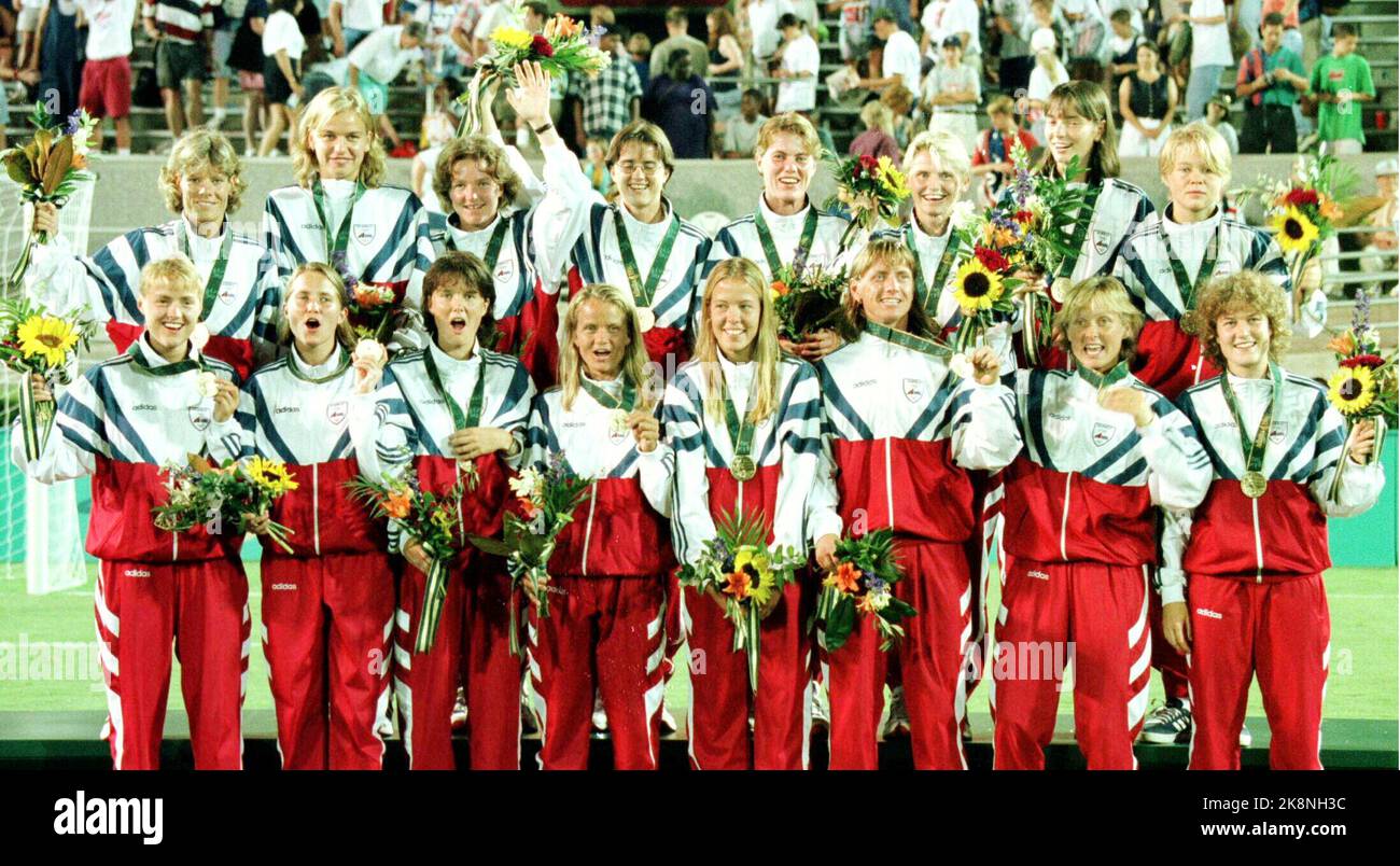 ATL0108-22, Atlanta, USA 1. August-96: Die norwegischen Fußballgirls mit den Bronzemedaillen nach dem Sieg im Bronzemedaillenfinale gegen Brasilien im Sanford Stadium, Athen. Norwegen sicherte sich den Sieg mit dem Ergebnis 2-0. Foto; Erik Johansen / NTB Stockfoto