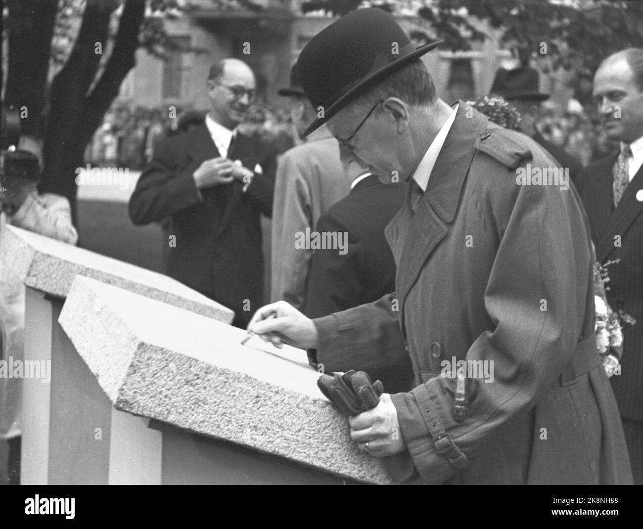 Svinesund 19460615. Die Svinesundbrücke in Halden zwischen Norwegen und Schweden wird von König Haakon und Kronprinz Gustav Adolf inmitten der 420 Meter langen Brücke eröffnet. Hier sehen wir Kronprinz Gustav Adolf von Schweden unterschreiben. Foto: NTB Archive / NTB Stockfoto