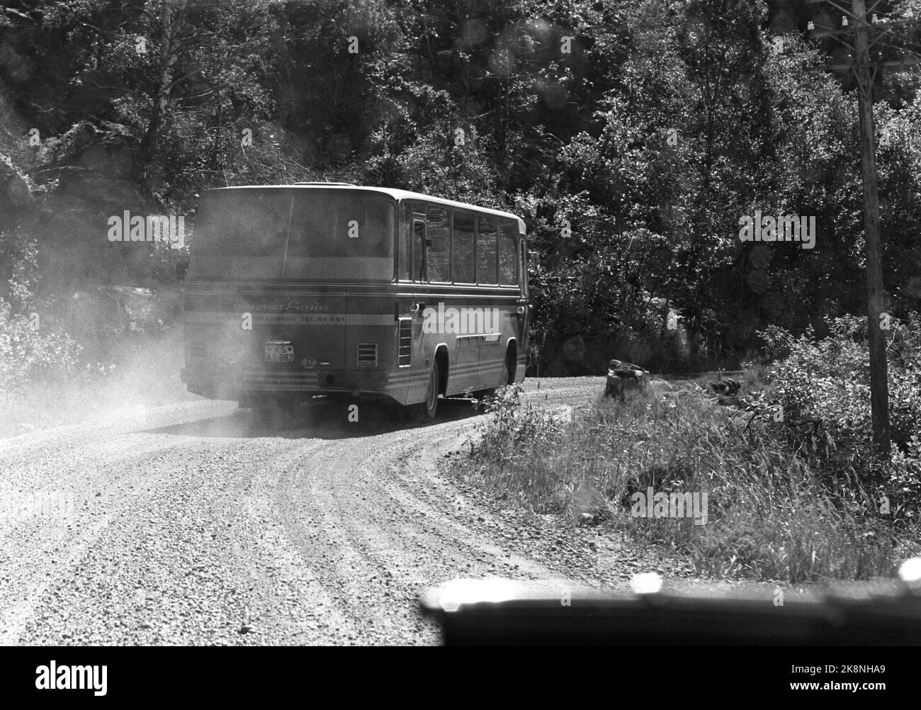 E-18, 9. August 1969. Aktuelle Nr. 32. 'Die Urlaubsstraße vor einigen ist die europäische Straße 18 - oder südlich, wie sie im Volksmund genannt wird. Wir sind der 613 Kilometer langen Straße von Oslo nach Stavanger gefolgt. Von der Autobahn zur Betongrasstraße, von den Dörfern von Vestfold bis zum felsigen Jæren. Durch einige der größten Städte des Landes und durch kleine südliche Deillen. Hier wurde ein Bus auf der E-18 dann lange Strecken geschottert und nicht asphaltiert. Unbefestigte Straße. Foto: Per Ervik / Current / NTB Stockfoto