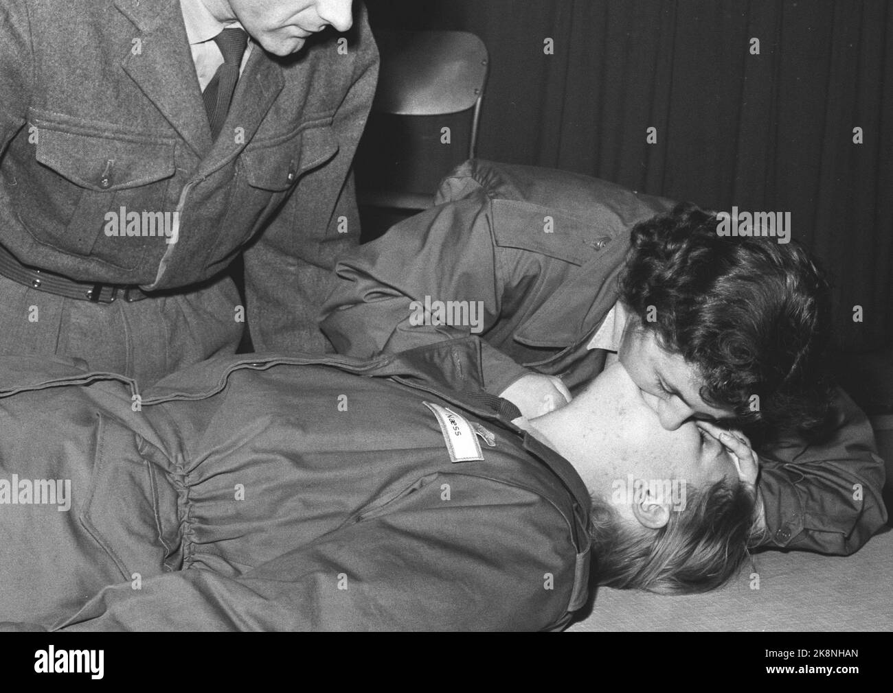 Lahaugmoen in Oslo Dezember 1959. Soldaten im Make-up: Frauen in Uniform. Erste Hilfe ist ein wichtiger Teil des Trainings. Die Mund-zu-Mund-Methode ist nett und relativ einfach zu erlernen. Foto: Ivar Aaserud / Aktuell / NTB Stockfoto