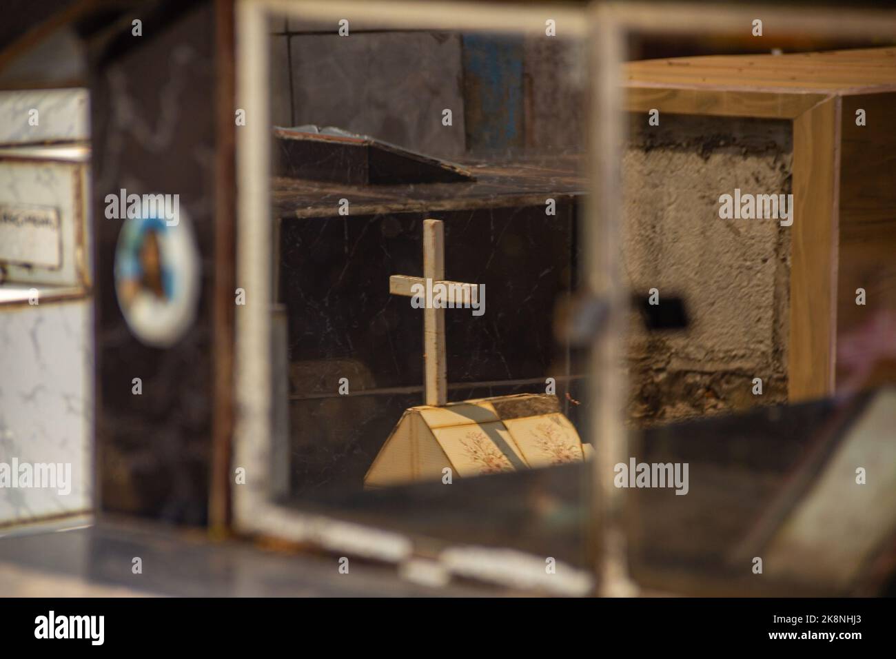 Aparecida de Goiânia, Goias, Brasilien – 23. Oktober 2022: Die Reflexion eines Kreuzes in einem Glas eines Grabes auf dem Friedhof. Stockfoto