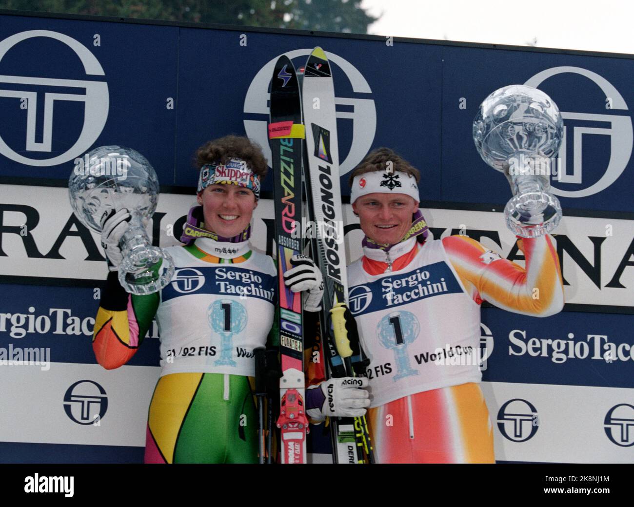 Crans Montana, Schweiz 19920320 Weltcup-Finale im alpinen Skifahren. Petra Kronberger (AUT) (TV) und Paul Accola (Sui) jubeln nach dem Sieg im Weltcup-Gesamtklassement über das Siegerpodest. Die Gewinner halten jeweils ihre große Weltcup-Trophäe / Kristallkugel. Foto. Calle Törnström / NTB / NTB Stockfoto