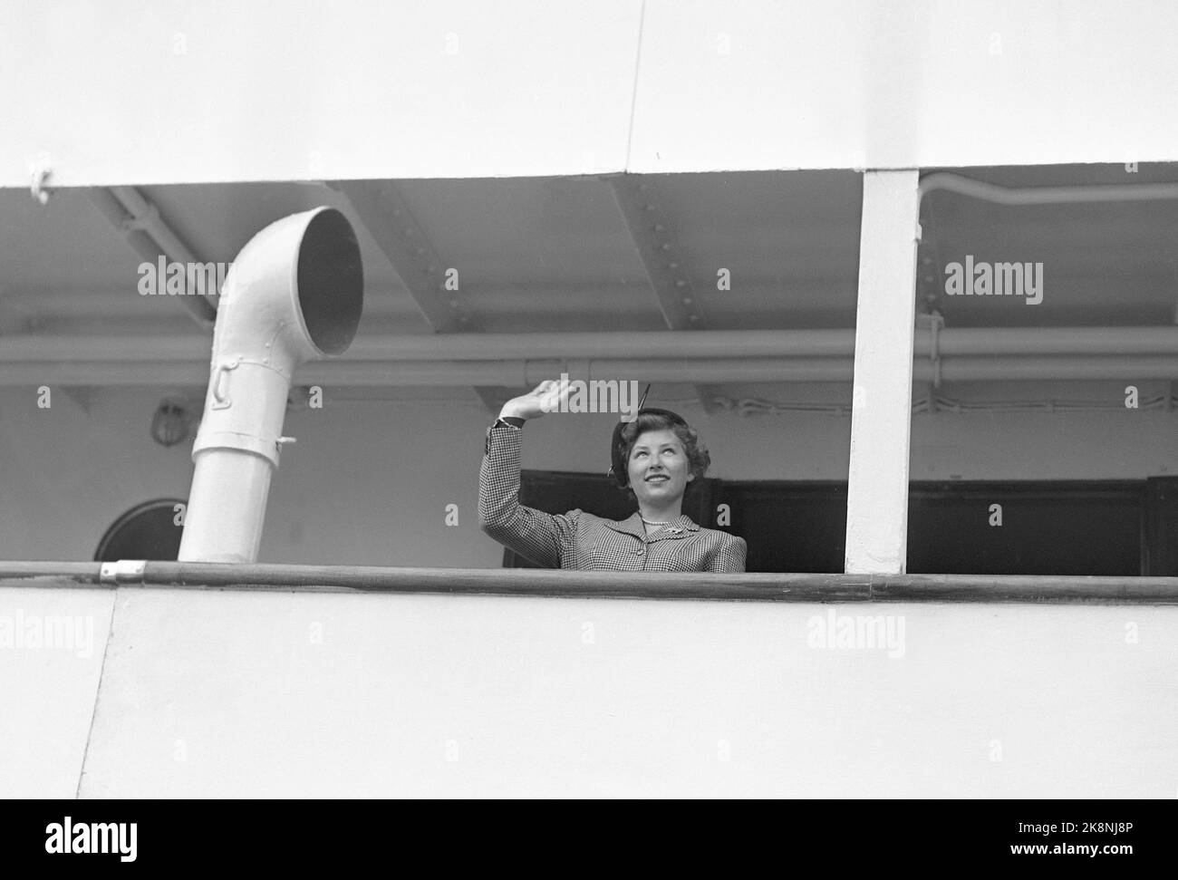 Oslo 19520426. Prinzessin Easter reist nach den Osterferien zurück nach England, wo sie von 1950 bis 1952 in Oxford studiert. Hier sehen wir sie winken aus dem Boot, das sie nach England bringen wird. FOTO: VALLDAL NTB / NTB Stockfoto
