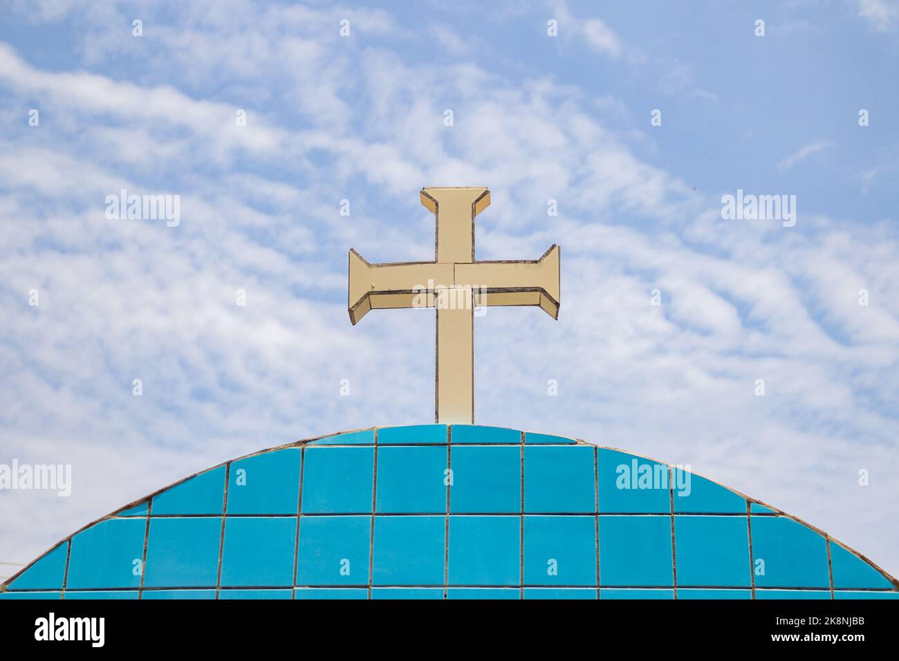 Aparecida de Goiânia, Goias, Brasilien – 23. Oktober 2022: Ein Kreuz am Eingang des Friedhofs mit einem bewölkten Himmel im Hintergrund. Stockfoto