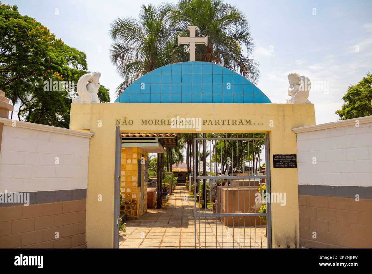 Aparecida de Goiânia, Goias, Brasilien – 23. Oktober 2022: Eingangstor zu einem Friedhof mit einem weißen Kreuz oben. Stockfoto