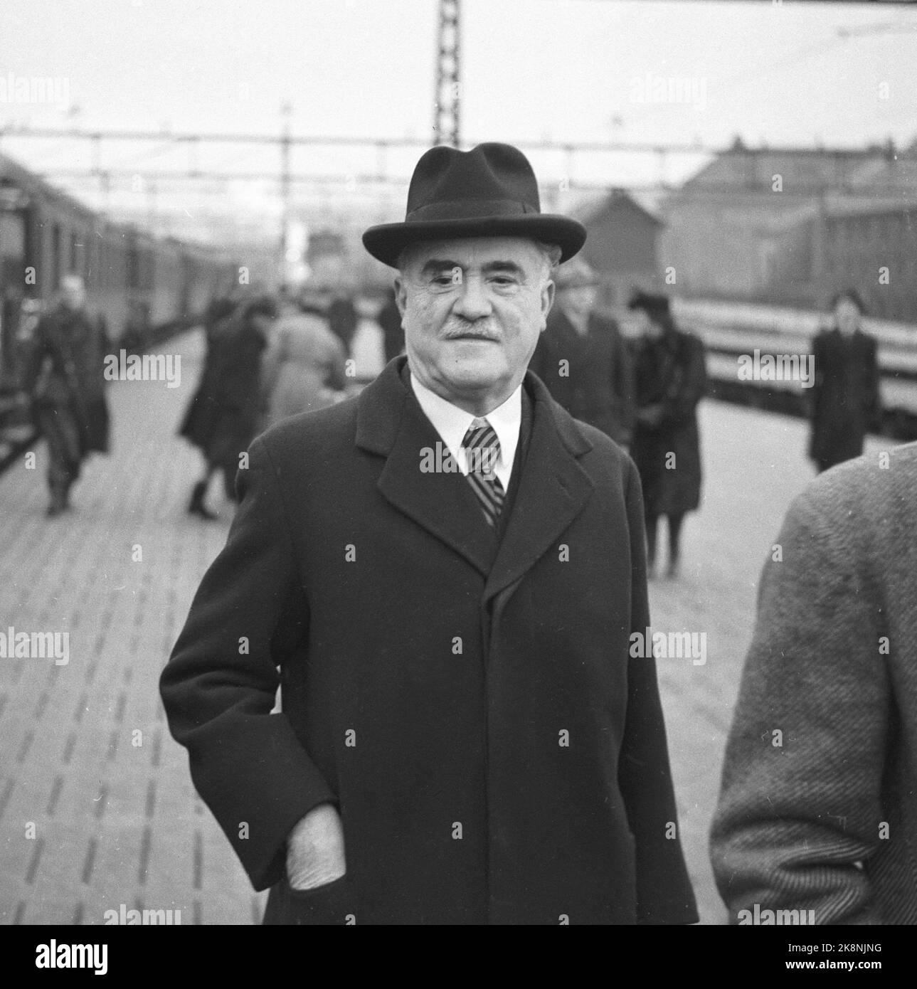 Vestbanen, Oslo Dezember 1945. Nobelpreis-Motager Max Hubert kommt bei vestbanen an. Foto: NTB Stockfoto