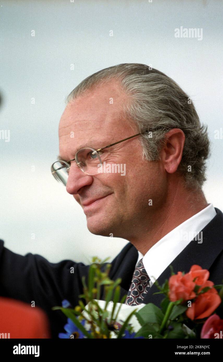 Stockholm 199604: König Carl XVI Gustaf 50 Jahre - mehrere Tage der jährlichen Party für Schwedens König. Picture: Der eigentliche Geburtstag am 30. April. König Carl Gustaf erhält die Glückwünsche des Volkes im Schloss. 2000 Sänger zollen ihm Tribut. Foto: Bjørn Sigurdsøn / NTB / NTB Stockfoto