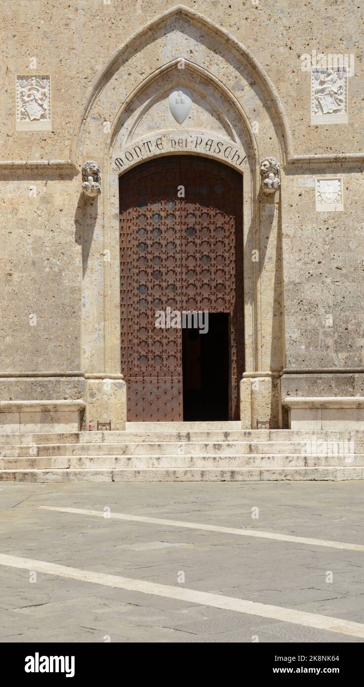 Der Palazzo Salimbeni ist ein historisches Gebäude in Siena, Sitz der Banca Monte dei Paschi di Siena. Palazzo Tantucci, Palazzo Spannocchi und die Statue von Stockfoto