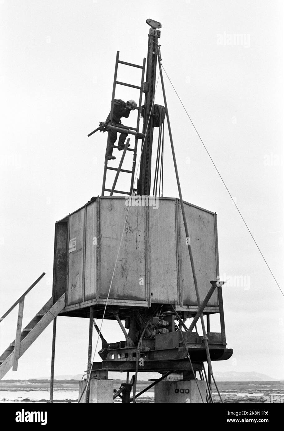 Andenes 19720722 die Insel wartet auf den Ölspray. Öl wurde auf Andøya gefunden, aber die Frage ist immer noch, wie groß die Ölmengen sind. Der Bohrturm sieht eher dünn aus, aber große Hoffnungen sind mit ihm und dem Feld verbunden. Der Ölkonzern NORMINOL HOFFT auf mehr Arbeitsplätze in Nordnorwegen. Foto: Aage Storløkken / Aktuell / NTB Stockfoto