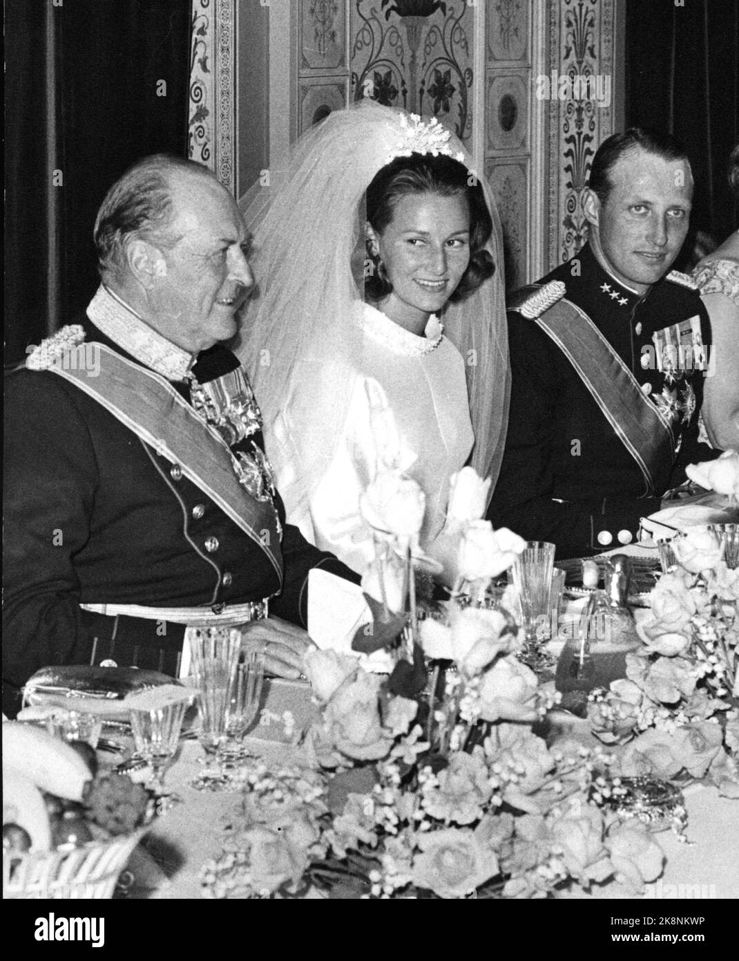 Oslo 19680829: Königliche norwegische Hochzeit: Kronprinz Harald (t.h.) und Kronprinzessin Sonja neben König Olav während des großen Hochzeitsessens im Schloss. NTB-Archivfoto / ntb Stockfoto