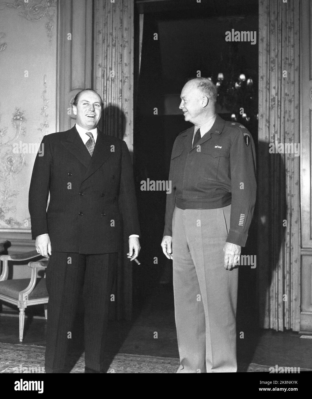 Oslo 1951: Kronprinz Olav (TV) in einem netten Passagier mit dem amerikanischen General und späteren Präsidenten Dwight D. Eisenhower. Eisenhower war im Zusammenhang mit der Marshallhilfe in Norwegen. Foto: NTB Archive / NTB Stockfoto