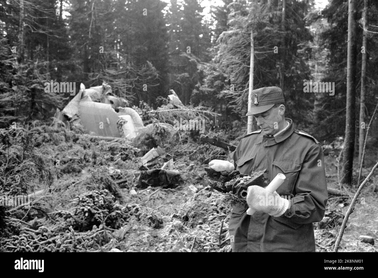 Asker 19721226 der Flugzeugabsturz in Vestmarka am kleinen Heiligabend, bei dem ein Fokker Fellowship Fly von Braathens Safe abstürzte und 40 Menschen umkamen. Luftstreitkommission bei der Arbeit. Hier untersucht OBEST, Eirik Sandberg, einen Teil des Flugzeugwracks. Foto: NTB / NTB Stockfoto