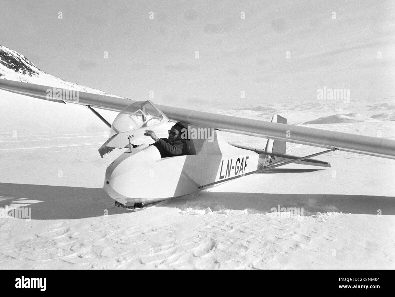 Eidsbugarden, Jotunheimen, 6. Mai 1961. Fünf Segelflugzeuge genießen sich in der Bergwelt. Zwei von ihnen landen auf dem Uranos-Gletscher, als die ersten Segelflugzeuge jemals auf einem Gletscher landeten. Als erster landet der dänische Möbelpolsterer Robert Nielsen aus Silkeborg. Der Norweger Bakkasserer, Bjarne Bergsund landet auf Platz 2. Ein Segelflugzeug wartet darauf, hochgezogen zu werden. Foto; Ivar Aaserud / NTB Stockfoto