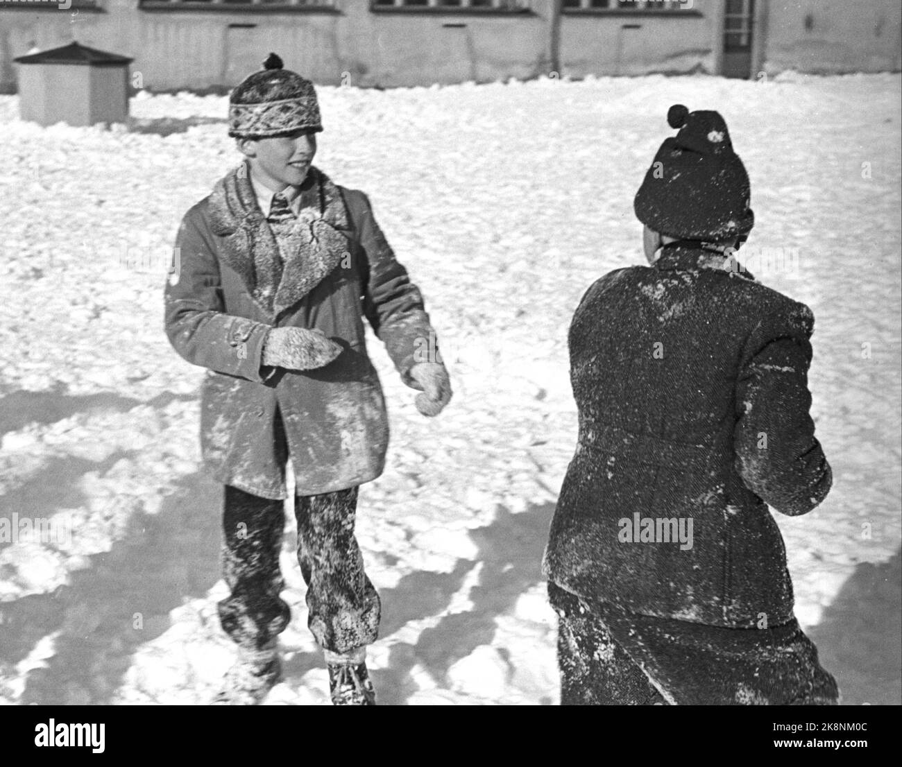 Oslo 19460221. Prinz Harald (v.v.) spielt mit seinen Klassenkameraden vor der Smestad-Schule im Schnee. Foto: NTB Archive / NTB (Bildserie Nr. 2 von 10) Stockfoto