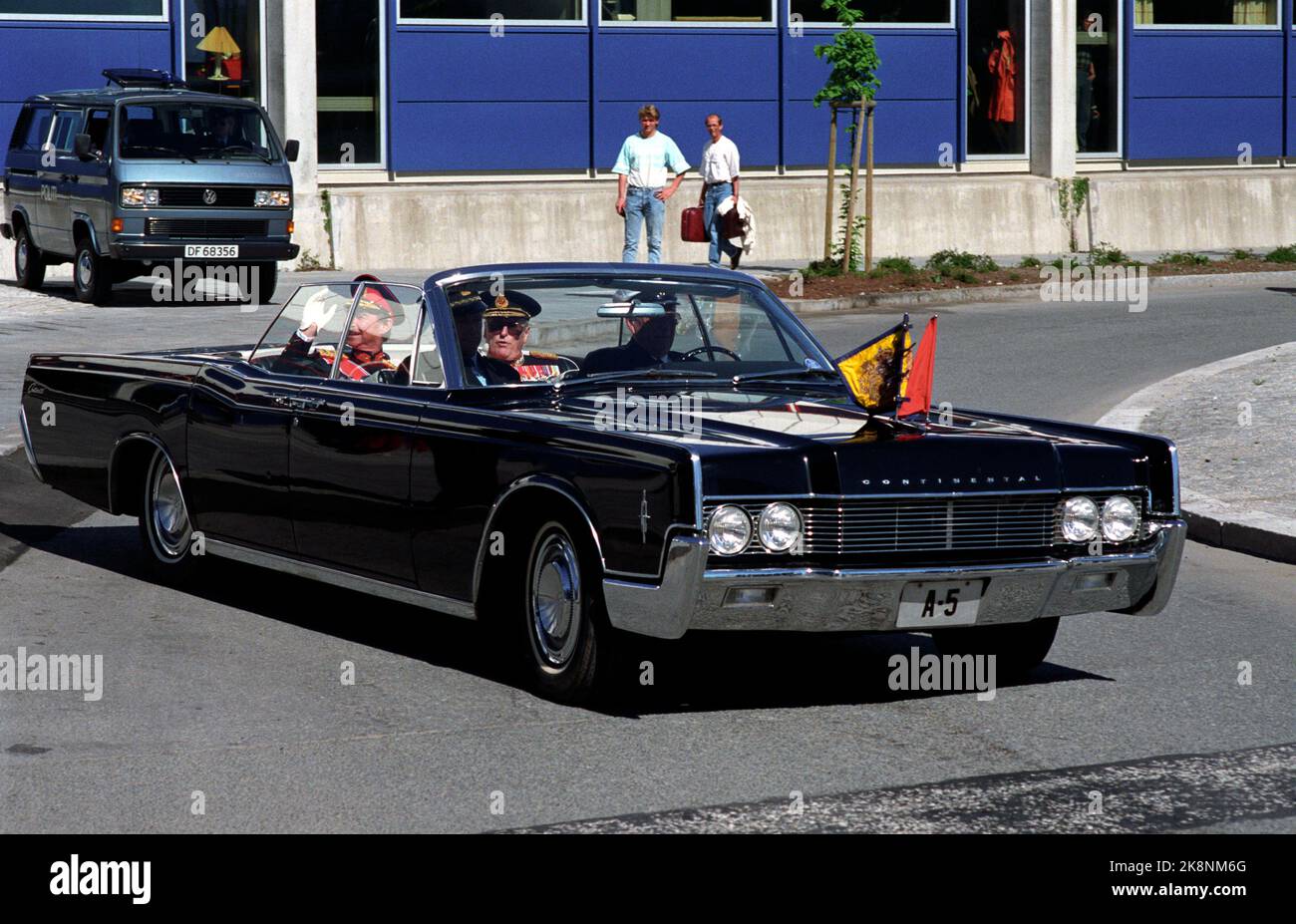 Fornebu 2. Mai 1990. König Olav begrüßt seinen Gast, Großherzog Jean von Luxemburg, in Fornebu. Hier verlassen sie den Flughafen in einer Limousine mit Nummernschild A-5. Foto: Bjørn-Owe Holmberg / NTB / NTB Stockfoto