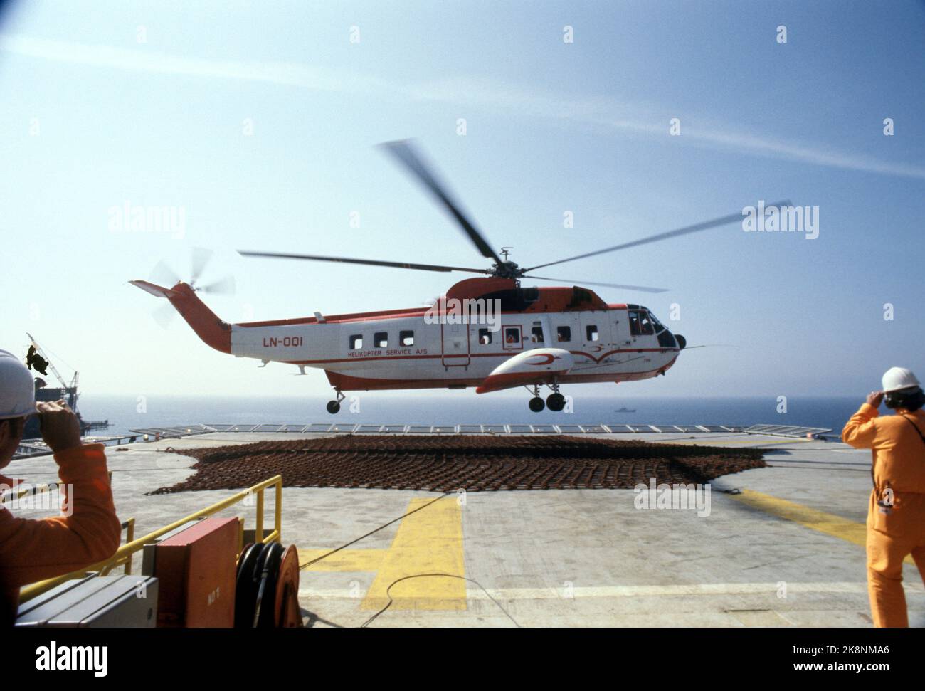 Nordsee 19780508: Das Frigg-Feld. Ölfelder. Der Hubschrauber landet auf dem Hubschrauberdeck. Foto: Svein Hammerstad / NTB / NTB Stockfoto