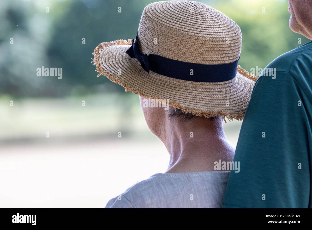 Ehepaar mittleren Alters, das sich ein Polospiel im Kirtlington Polo Park in Oxfordshire ansieht. Stockfoto