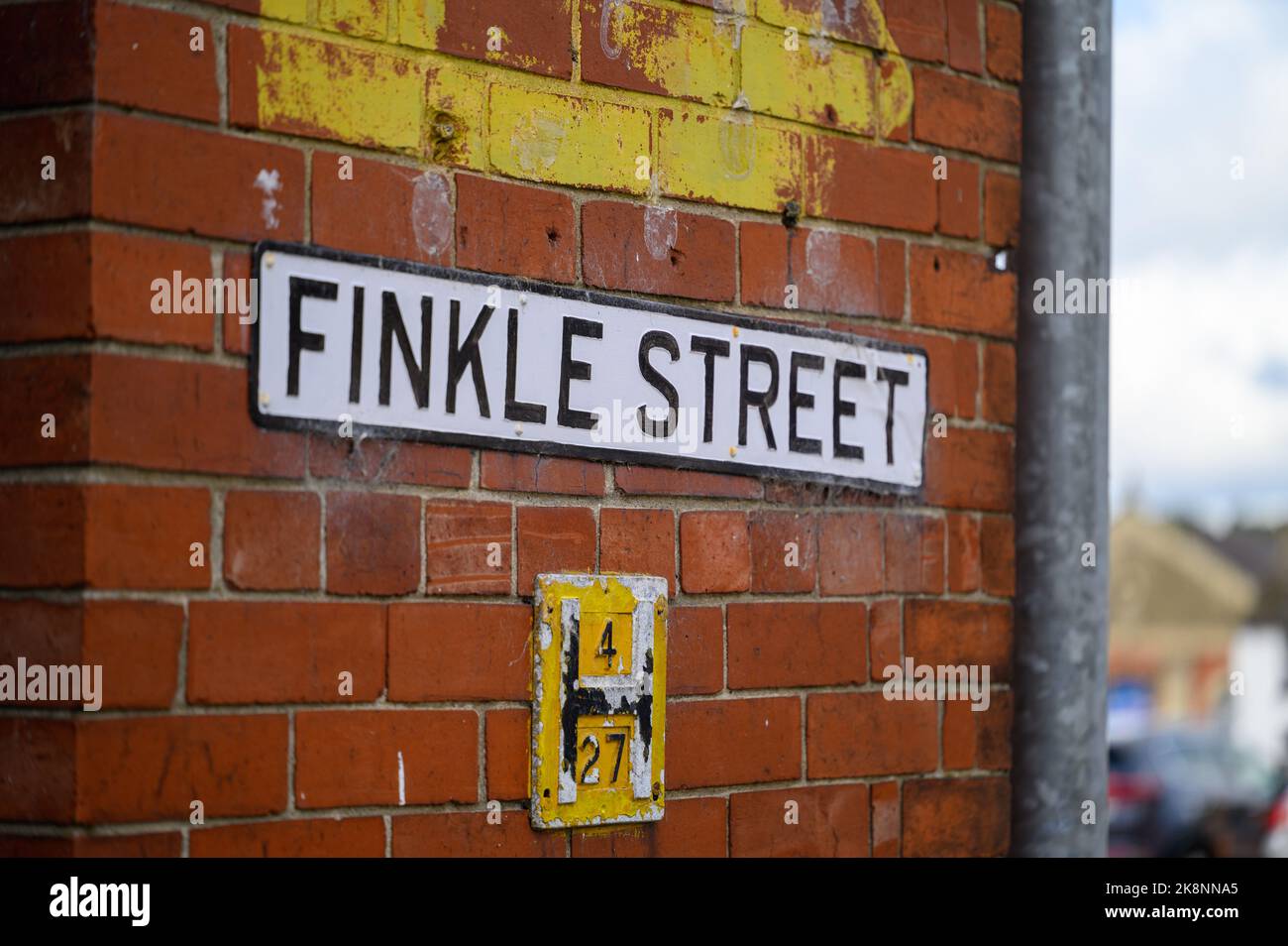 Richmond, North Yorkshire, Großbritannien - 3. August 2020: Straßenschild in der Finkle Street an der alten roten Backsteinmauer Stockfoto
