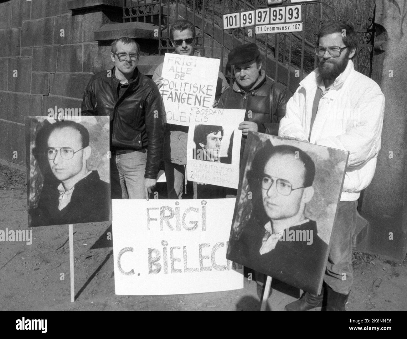 Oslo 1986-04-08: Mitglieder des Fördervereins Solidarität Norwegen-Polen demonstrieren am 8. April 1986 vor der polnischen Botschaft in Oslo. Der Zweck der Demonstration war es, den in Polen inhaftierten polnischen hungerstreikenden Architekten und Autor Czeslaw Bielecki dazu zu bringen, Artikel in einer illegalen Zeitung zu schreiben. (Menschenrechte, Redefreiheit, Zensur, Gewissensgefangener) Foto: Henrik Laurvik Stockfoto