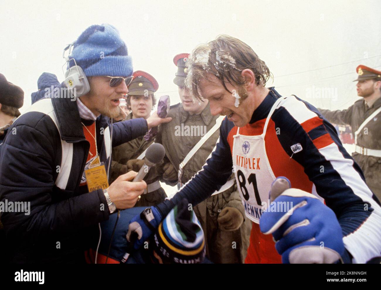 Oslo 19790310. Oddvar Brå gewinnt 50 km in Holmenkollen und wird von Kjell Kristian Rike vom NRK interviewt. Foto Bjørn Sigurdsøn / NTB / NTB Stockfoto