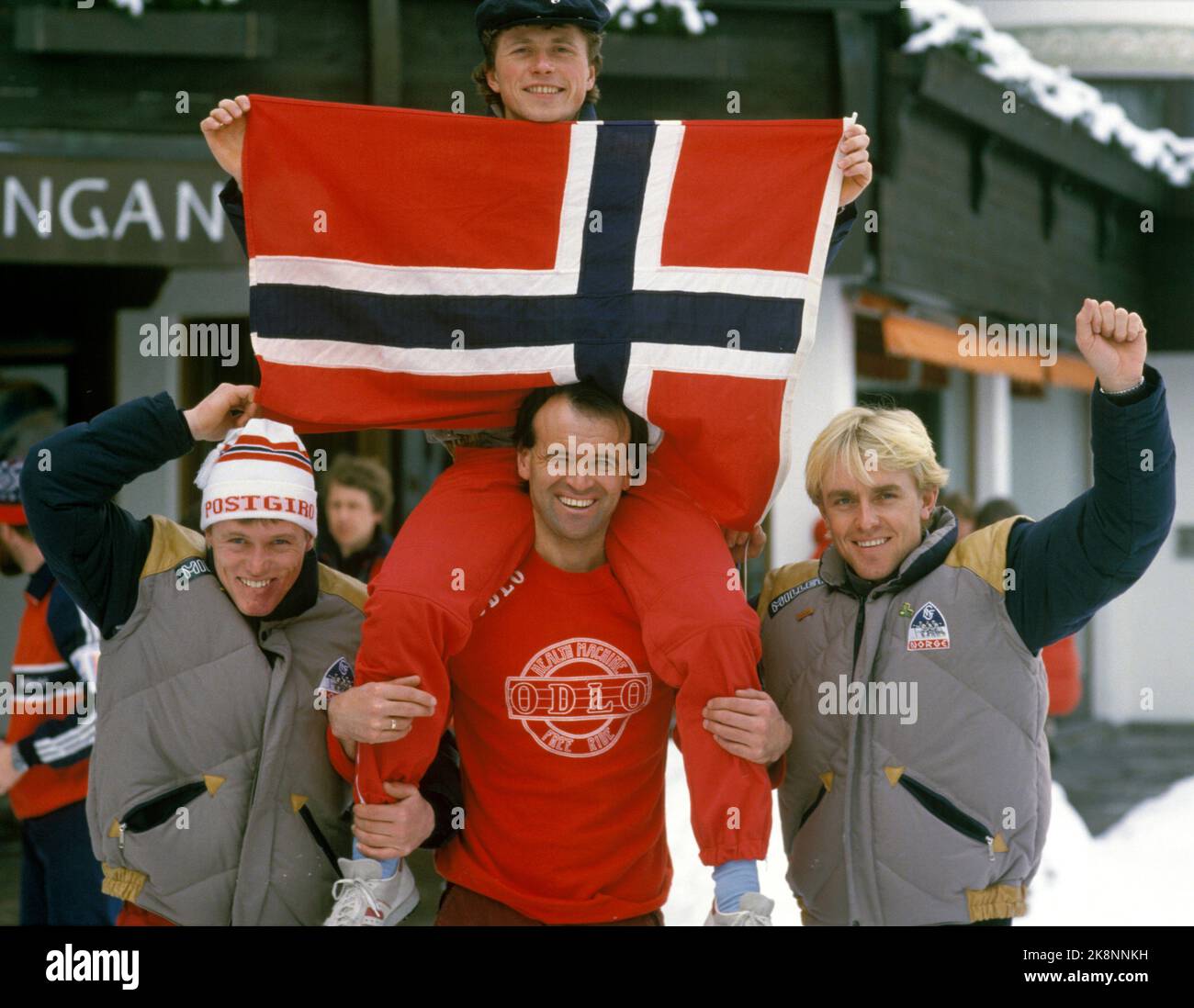 Seefeld, Österreich, 1985-01: Ski-Weltcup. Die Weltmeisterschaft 1985 war zumindest bis dahin die größte Erfolgsmeisterschaft für den norwegischen Skisport. Insgesamt nahmen die norwegischen Athleten 15 Medaillen ein, davon 5 Gold, 5 Silber und 5 Bronze. Das Bild: Ove Aunli nahm während der WM 85 1 Gold, 1 Silber, 1 Bronze. Hier die Männer-Staffel, die Gold holte, in Ove Aunli (Mitte) zusammen mit den Teamkollegen Pål Gunnar Mikkelsplats (v.v.), Arild Monsen (t.h.) und Tor Håkon holte (mit norwegischer Flagge). Foto: Inge Gjellesvik / NTB / NTB Stockfoto