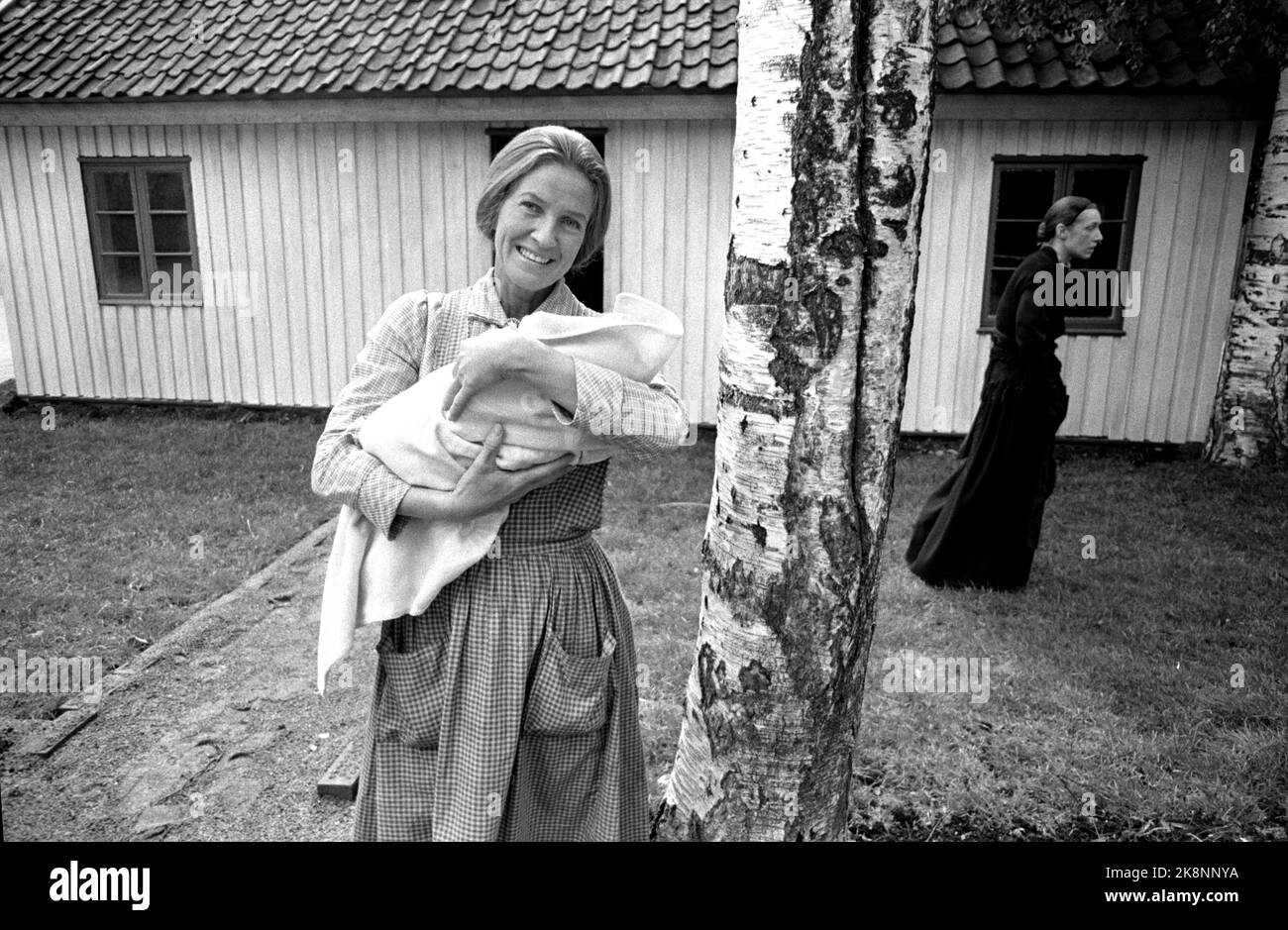 Oslo 19740608. Norske Film A/S und EMI Production haben Oskar Braatens „Kind“ gefilmt. Der Film wird auf Jar und aus der Umgebung um Sandaker aufgenommen, die Braaten so gut kannte. Egil Monn-Iversen ist Produzent und Komponist des Films. Hier der Künstler Sølvi Wang als Hühnerovisa mit 'dem Kind' außerhalb des Hühnereises. Foto: Aage Storløkken Current / NTB Stockfoto