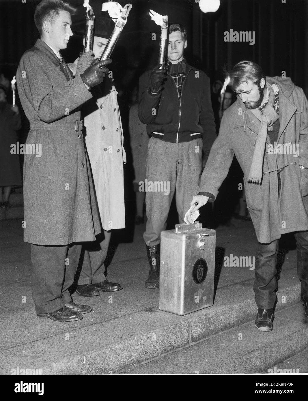Oslo November 1956: Die Ungarn-Krise: Die Studenten in Oslo starteten eine Aktion "Give a day for Hungary", bei der sie kleine Arbeitsplätze nahmen und das Einkommen den Bedürftigen in Ungarn zukam. Die Aktion endete mit Fackelzügen und der Übergabe des Geldes, und diejenigen, die nicht alle mitgewirkt hatten, konnten ihren Beitrag in eine Urne stecken. Foto: Aage Storløkken / Aktuell / NTB. Stockfoto