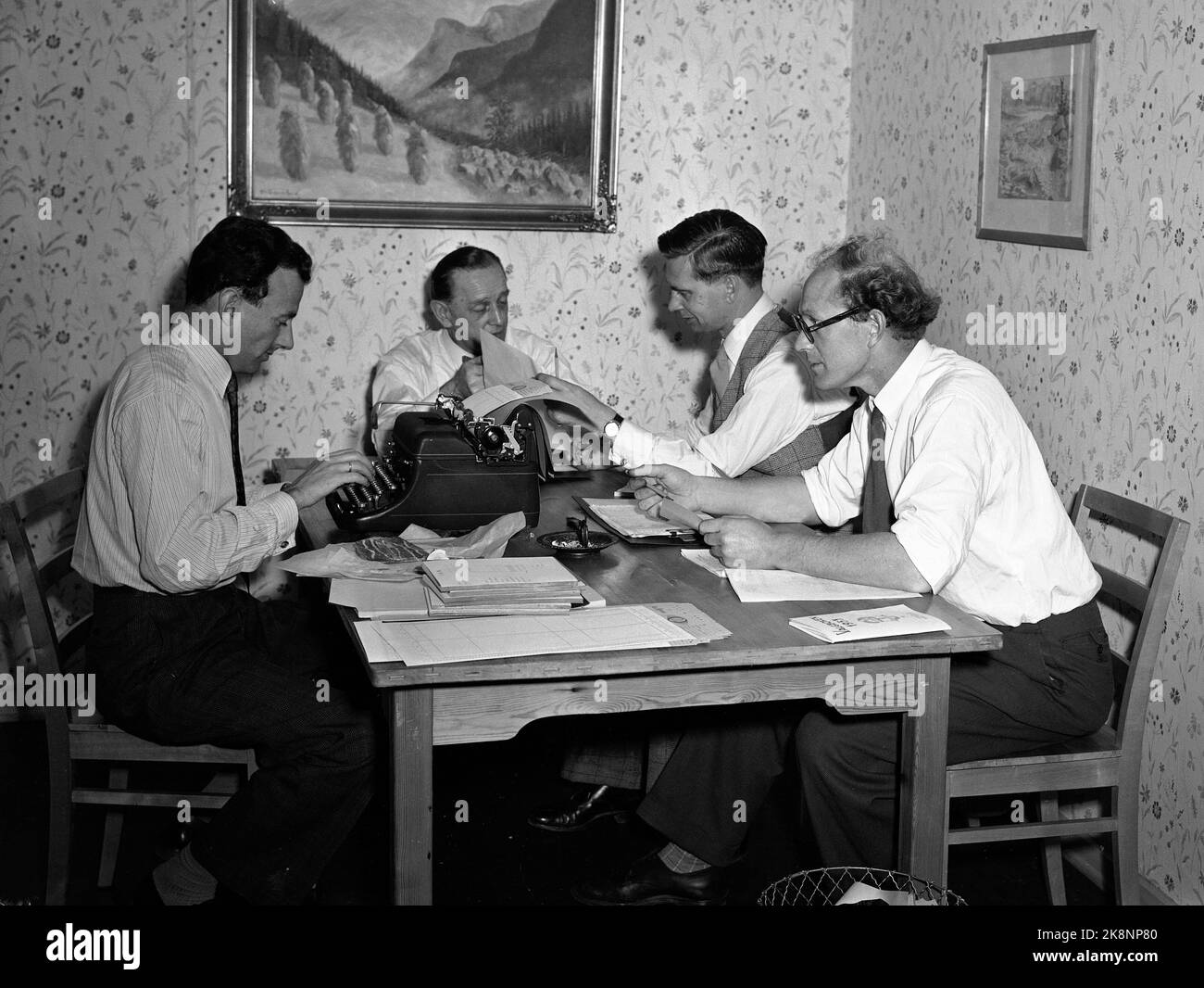 Oslo 19531012 die Parlamentswahlen 1953 waren die ersten Wahlen, nachdem die sogenannte Bauernabteilung aufgehoben wurde. Die Labour Party bekommt eine Mehrheit. Hier aus der Wahlnacht in der Nachrichtenagentur Norsk Telegram Agency NTB. Hier werden die Wahlergebnisse von den Journalisten verarbeitet, darunter der Journalist Henry Henriksen (Front Th) und Oddvar Hellerud. Foto: NTB / NTB Stockfoto