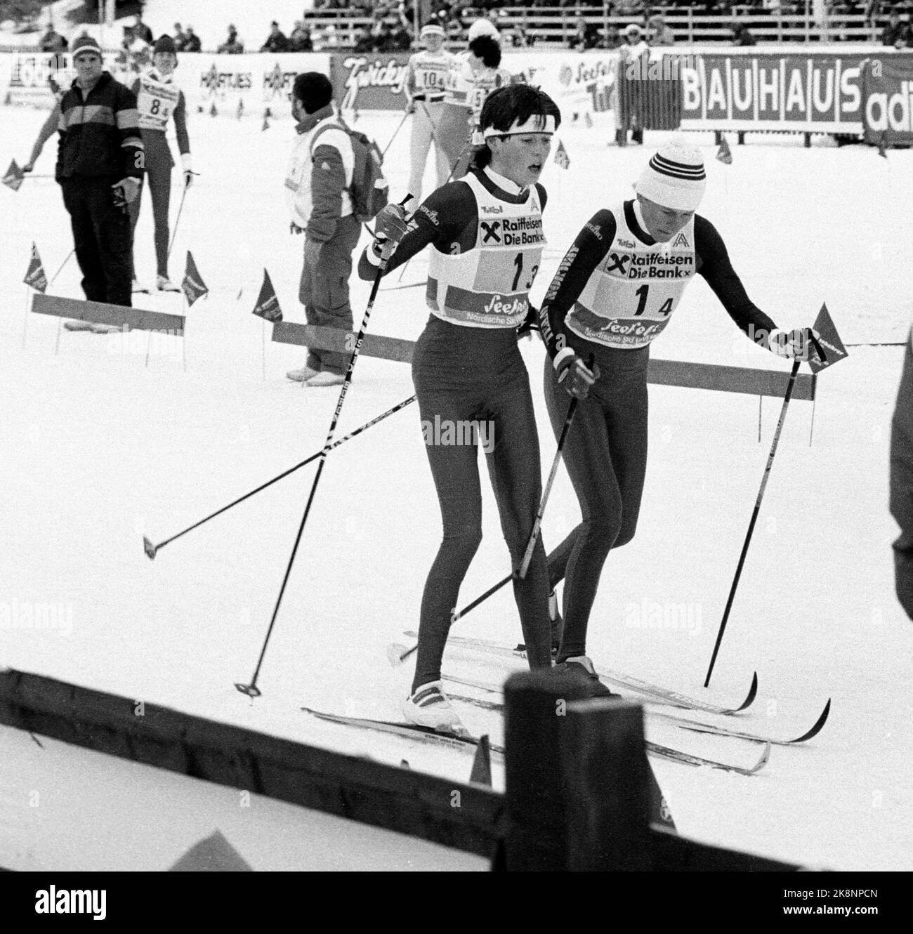 Seefeld, Österreich, 1985-01: Ski-Weltcup. Die Weltmeisterschaft 1985 war zumindest bis dahin die größte Erfolgsmeisterschaft für den norwegischen Skisport. Insgesamt nahmen die norwegischen Athleten 15 Medaillen ein, davon 5 Gold, 5 Silber und 5 Bronze. Picture: Stavbrekk und die Goldmedaille als unerwartet verpasst: Die Mädchenstaffel. Berit Aunlis Stav bricht, als Grete Ingeborg Nykkelmo Berit Aunli zur Etappe 4. schickt, am 23. Januar 1985. Foto: Inge Gjellesvik / Paul Owesen / NTB Stockfoto