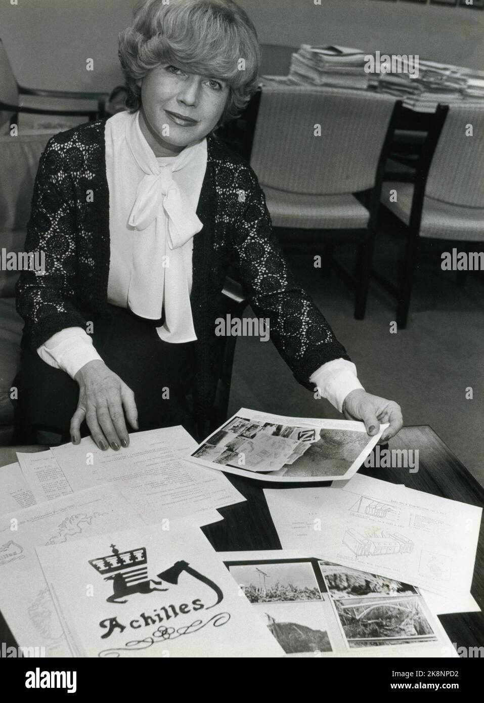 Oslo19831216. Justizministerin Mona Røkke untersucht einen Teil des Materials, das die Überwachungs-Polizei über die "Achilles-Division" gefunden hat. Sie machten Fotos von Kraftwerken und Anlagen in Norwegen. Die Bilder wurden zusammen mit Dokumenten in einer Plastiktüte am Osloer Ostbahnhof gefunden. Pläne sind detaillierte Beschreibungen, wie eine Reihe norwegischer Kraftwerke in die Luft gesprengt werden sollten. NTB-Archiv/ntb Stockfoto