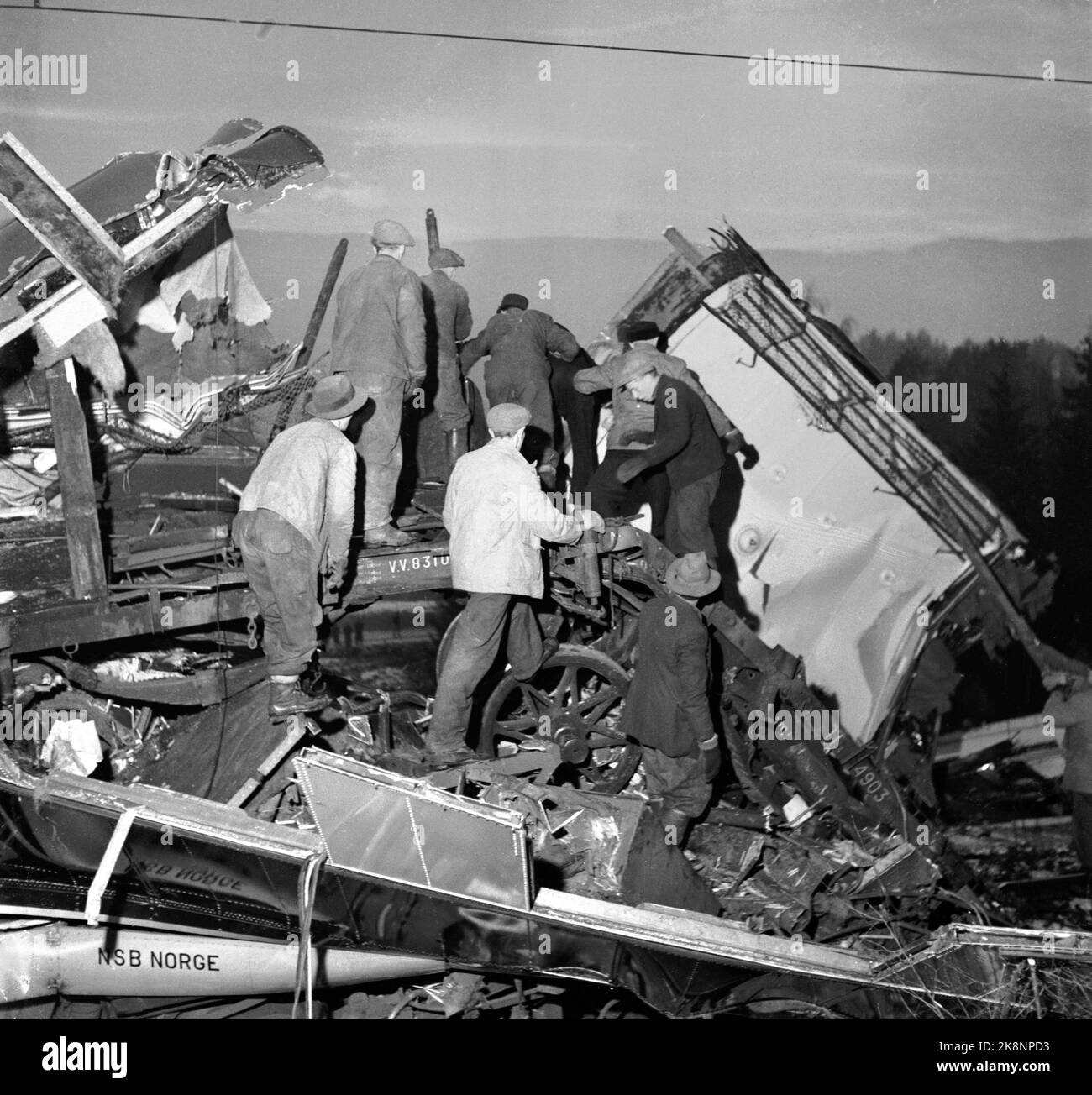 Hjuksebø 19501215 kollidierte die Sørlandskspressen auf ihrem Weg von Nordagutu mit vier Güterwagen, die ohne Lokomotiven und Bremsen den steilen Hang vom Bahnhof Hjuksebø hinunter stürzten. 14 Menschen wurden getötet und 9 verletzt. Hier vom Unfallort aus wird die Sanierung durchgeführt. Foto: NTB / NTB Stockfoto