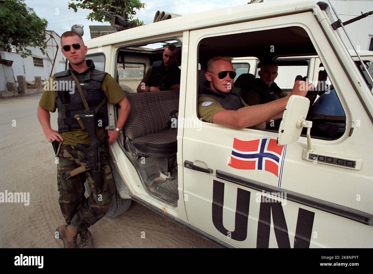 Mogadischu, Somalia 19931114: Norwegische UN-Soldaten in der Unisom-Truppe in Somalia. Das Bild: Der Korporal Ole Andre Renshusløkken (zurück im Auto) von Vinstra staff das Maschinengewehr in einem der norwegischen UN-Autos in Mogadischu, während der Korporal Fritz Tøllner aus Oslo die Beine zwischen den Aufträgen ausstreckt. Erstens werden die norwegischen UN-Soldaten drei gepanzerte Personnel-Fahrzeuge einsetzen können, was die Sicherheit erheblich verbessern wird. Foto: Nils-Inge Kruhaug / NTB / NTB Stockfoto