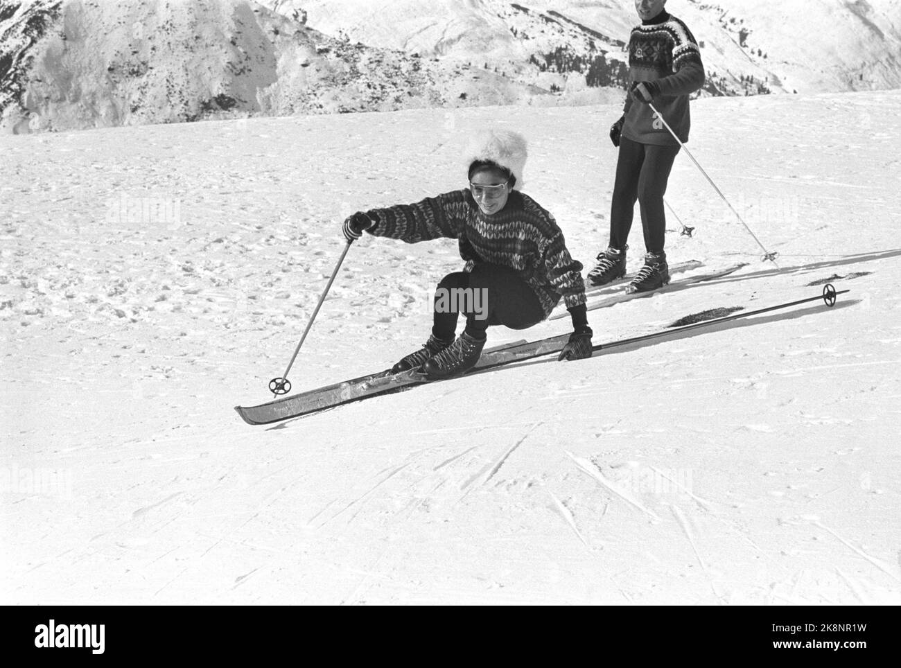 Innsbruck - Februar 1964 der aktuelle Fotograf kommt mit der Shaah von Persien, Kona Farah Diba und Bodyguards zum Skifahren in der Olympischen Stadt. Hier ist Farah Diba mit seinem Skilehrer. Foto: Ivar Aaserud / Aktuell / NTB Stockfoto