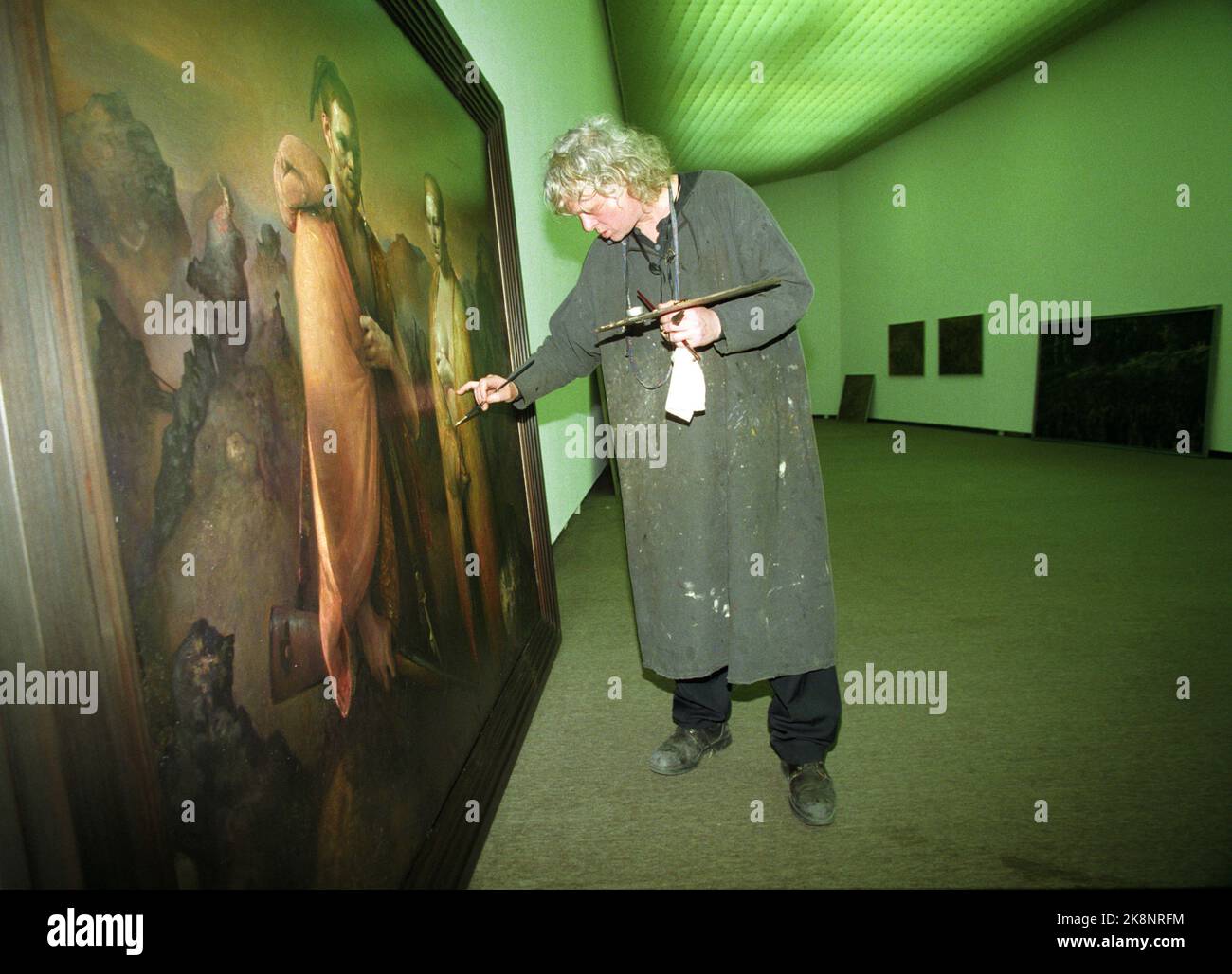 Oslo 19960418 der Maler Odd Nerdrum stellt zusammen mit fünf weiteren nordischen figurativen Malern im Henie-Onstad-Zentrum in Høvikodden aus. Die Ausstellung heißt „die verbotene Landschaft“. Hier nimmt Nerdrum einen letzten Schliff an einem seiner Gemälde, bevor es aufgehängt wird. Foto. Bjørn-Owe Holmberg/NTB/NTB Stockfoto