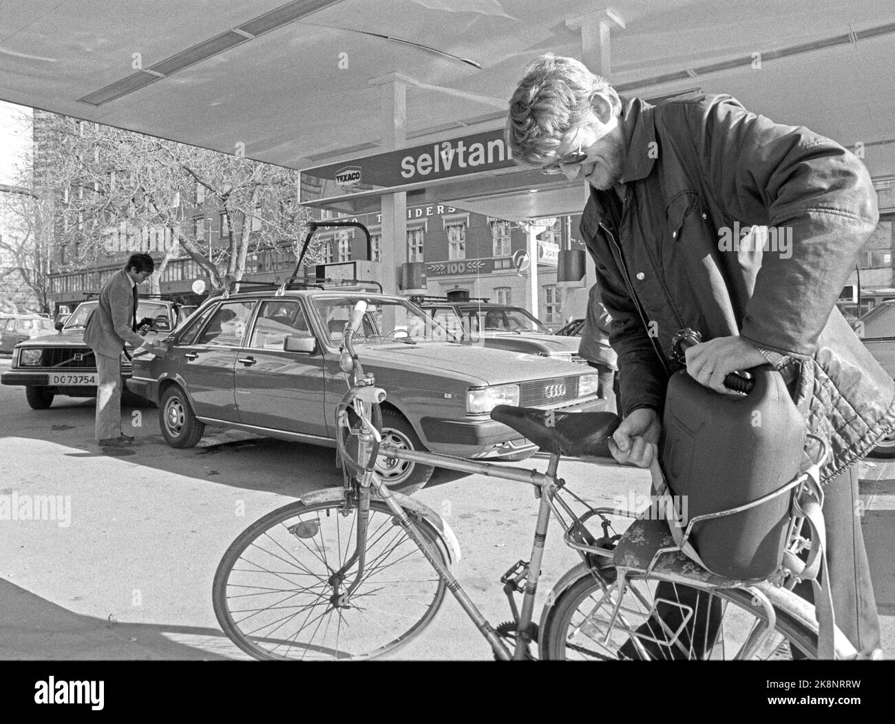 19820421 Transportstreik. In den Morgenstunden, nachdem der Streik bei den Transportarbeiten eine Tatsache war, kam es in Oslo zu einem starken Ansturm auf Benzin. Ein Kindersitzrad wurde schnell zu einem nützlichen Transportmittel für die jetzt so edlen Tropfen. Foto: Bjørn Sigurdsøn / NTB Stockfoto