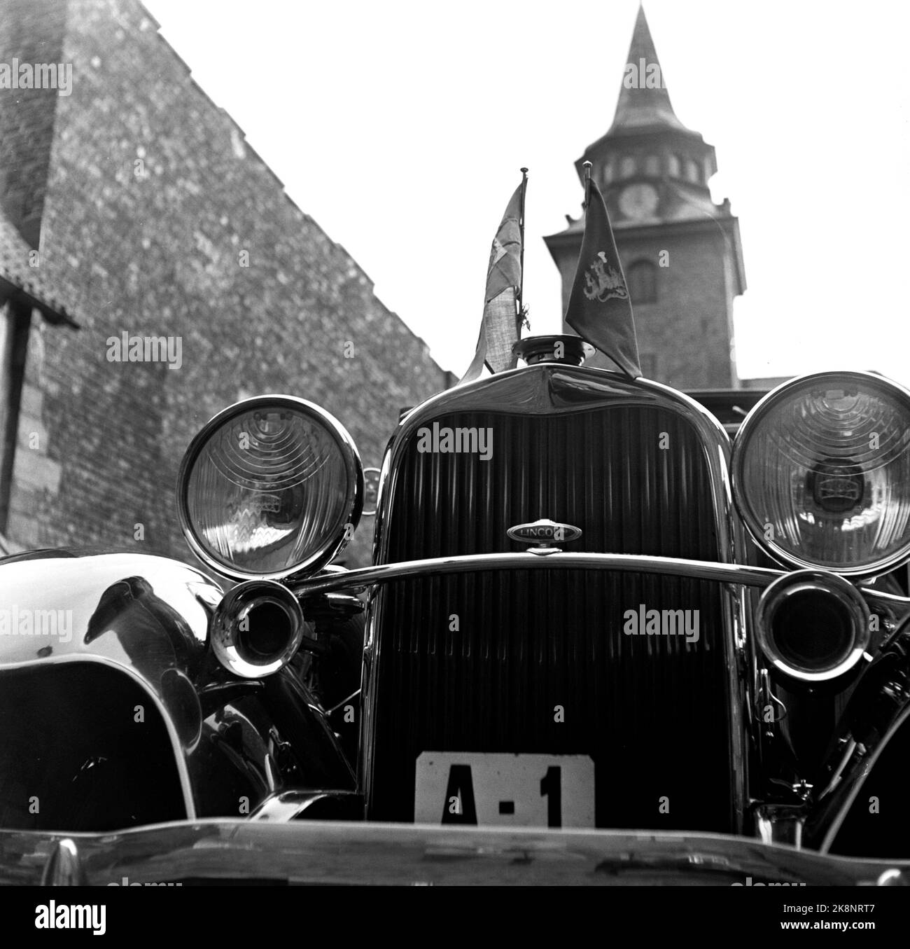Oslo 1952. König Gustaf Adolf und Königin Louise aus Schweden werden offiziell in Norwegen besucht. Das königliche Auto A1 fotografiert außerhalb des Schlosses Akershus während der Tour. Foto: Sverre A. Børretzen / Aktuell / NTB Stockfoto