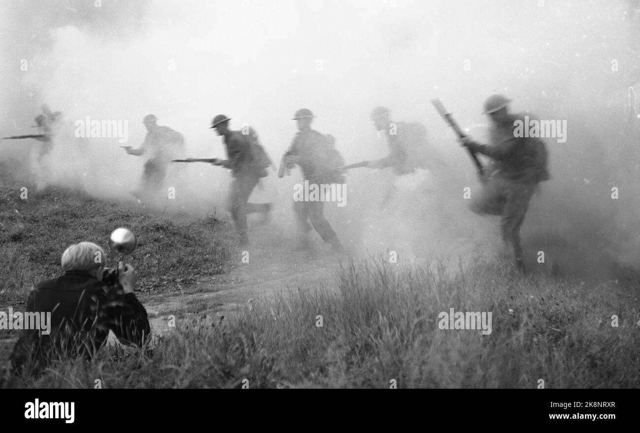 Norwegen 19500916 "Norwegen bereitet sich auf den bewaffneten Frieden vor" die Fotos wurden vom derzeitigen Mitarbeiter Sverre A. Børretzen gemacht, der in den sehr realistischen Übungen und Manövern, die die Armee, die Marine und die Luftwaffe in letzter Zeit gehalten haben, enthalten ist. Die Regierung und andere zuständige Behörden stellen die Frage der verstärkten Bereitschaft zur Sprache. Von der Übung mit der Armee. Der Fotograf fotografiert Soldaten, die mit Waffen in der Hand laufen. Foto; Sverre A. Børretzen / Aktuell / NTB Stockfoto