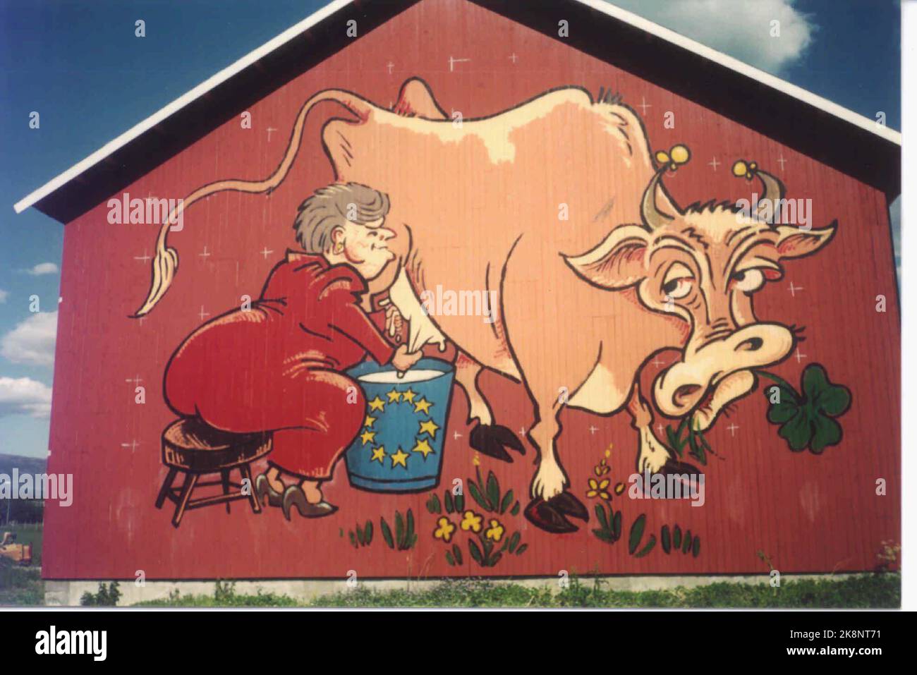Vang in Valdres 199407. Umstrittene Malerei an der Scheunenwand in Vang. Satirisches Bild von Gro, der Milchkuh. Das Gemälde ist als Beitrag in der EU-Debatte gedacht. NTB Stock Photo Leif Jan / Hammerstad / NTB / HO Stockfoto