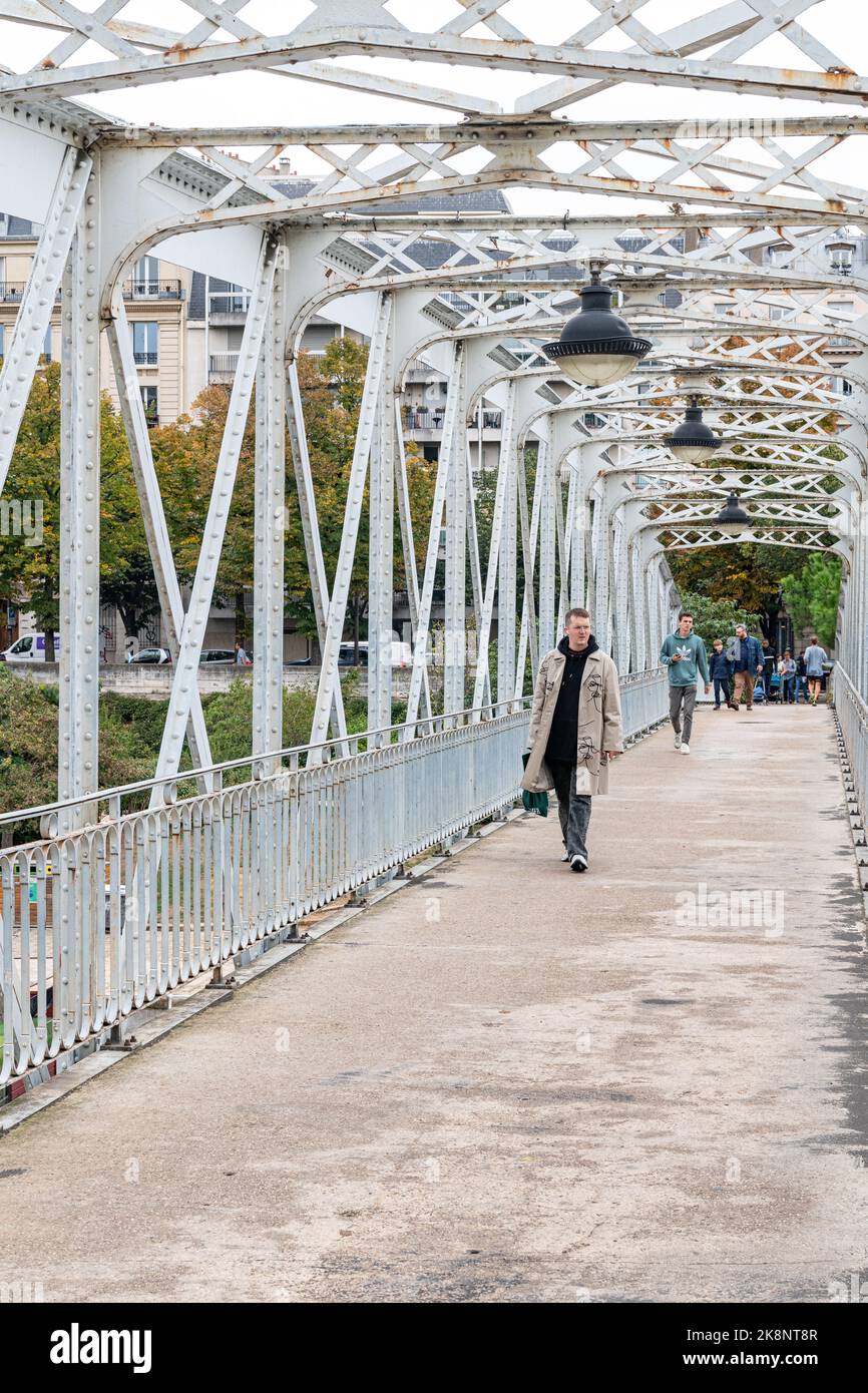 Die Fußgänger auf der Passerelle de mornay Fußgängerbrücke über das Bassin de l'Arsenal am Canal Saint Martin, Paris, Frankreich Stockfoto