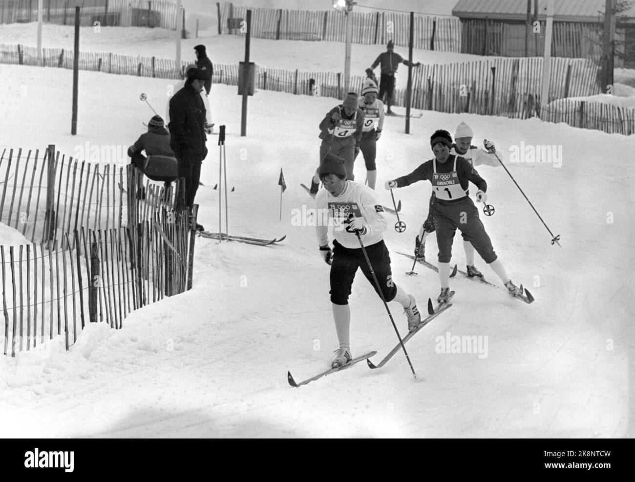 Grenoble, Frankreich 196802 Olympische Winterspiele in Grenoble. Langlauf, 3 x 5 km Staffel, Damen. Gold für das norwegische Team. Hier vom spannenden Lauf. Inger Aufles ist auf der ersten Etappe der erste in der Strecke. Foto: NTB / NTB Stockfoto